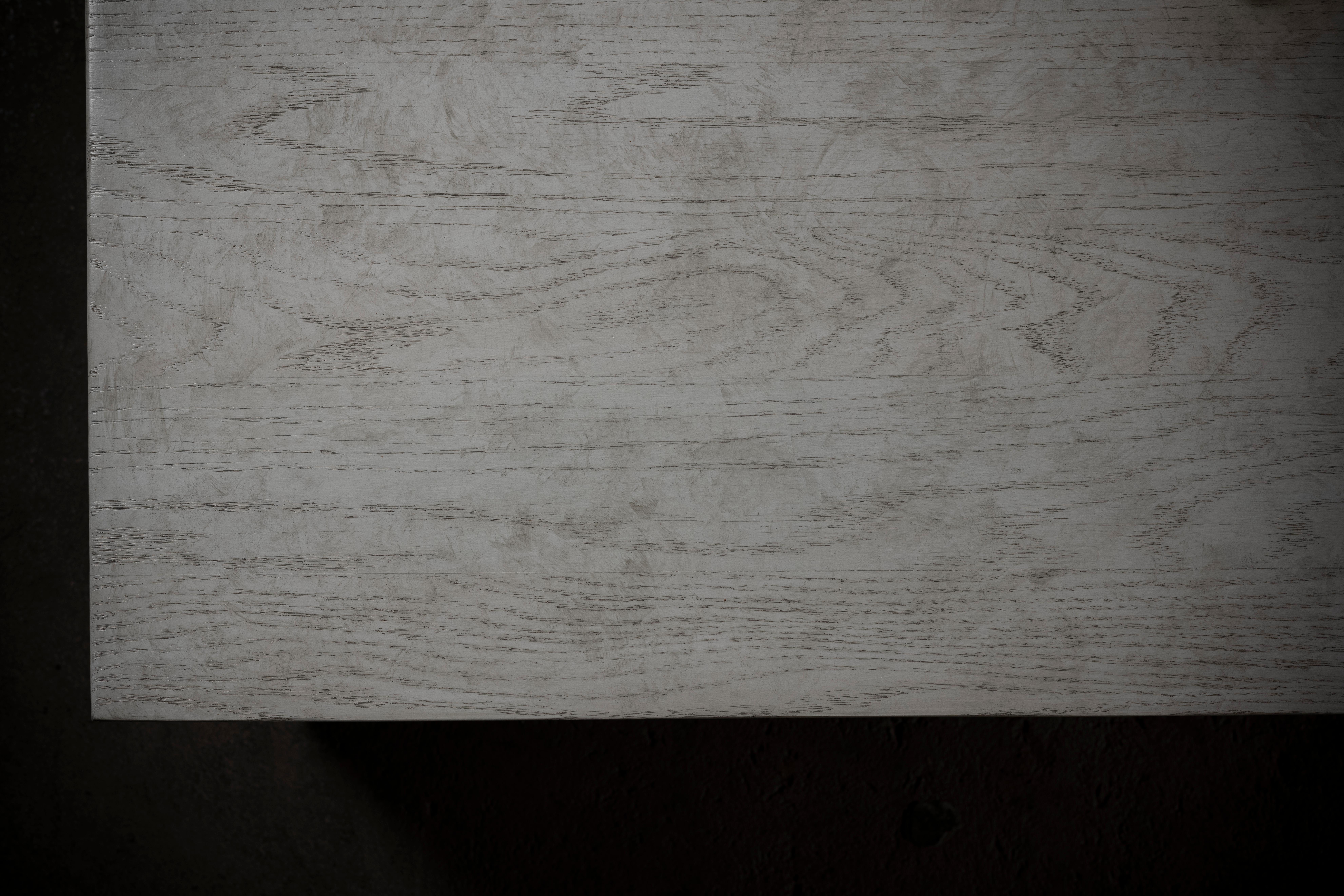 Table basse carrée Feyd en Oak massif avec finition gris cérusé par No Age Studio Neuf - En vente à Geneve, CH
