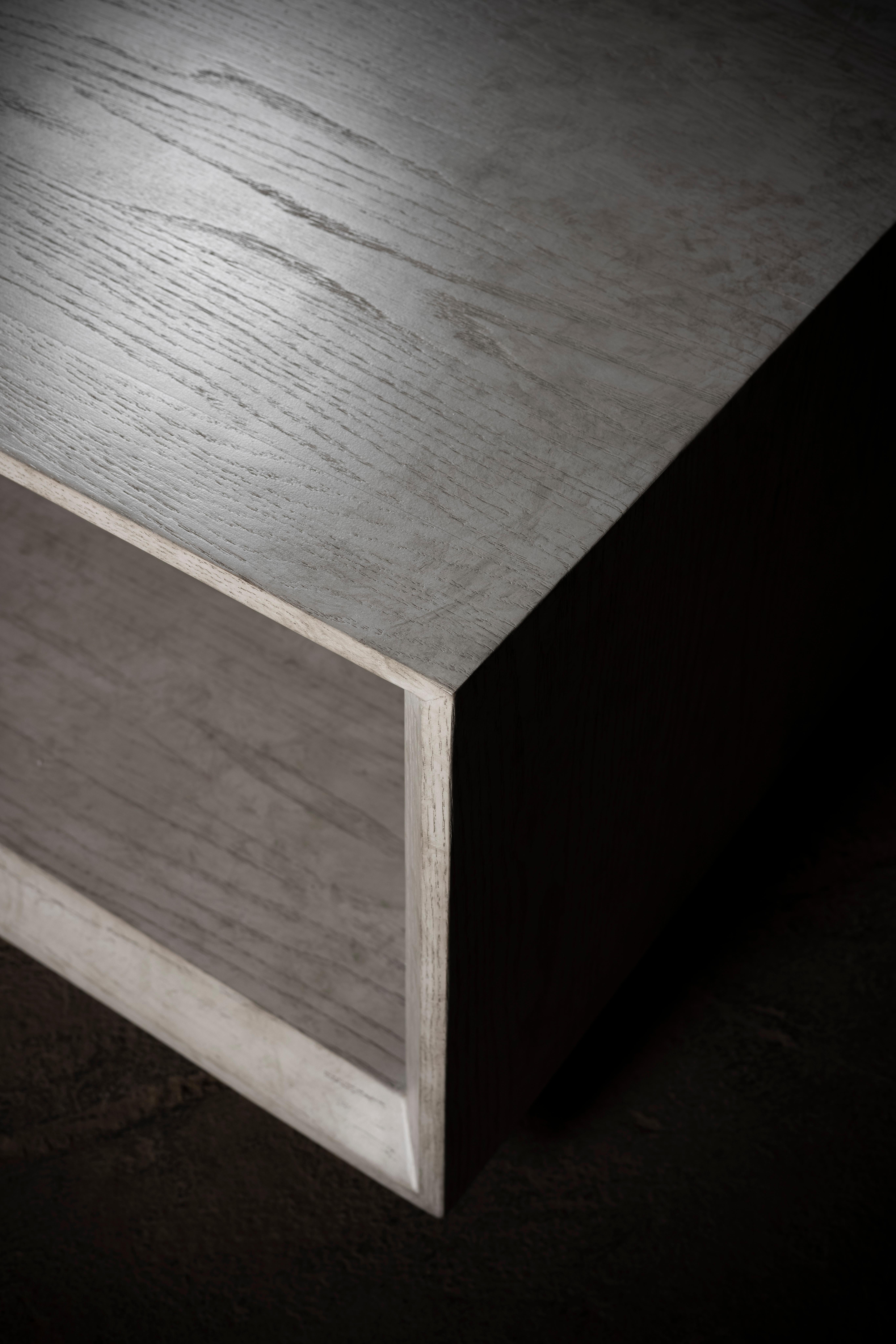XXIe siècle et contemporain Table basse carrée Feyd en Oak massif avec finition gris cérusé par No Age Studio en vente