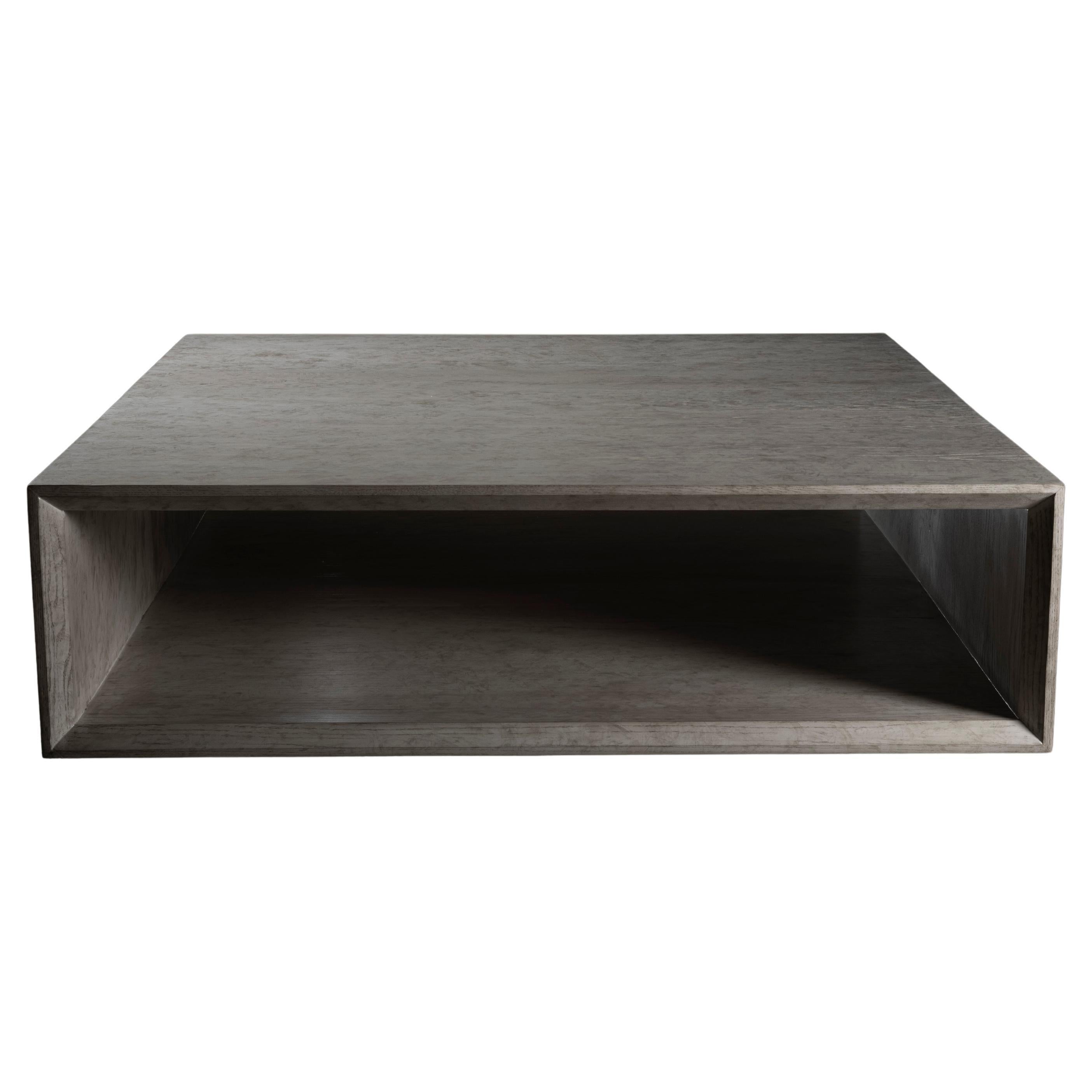 Table basse carrée Feyd en Oak massif avec finition gris cérusé par No Age Studio
