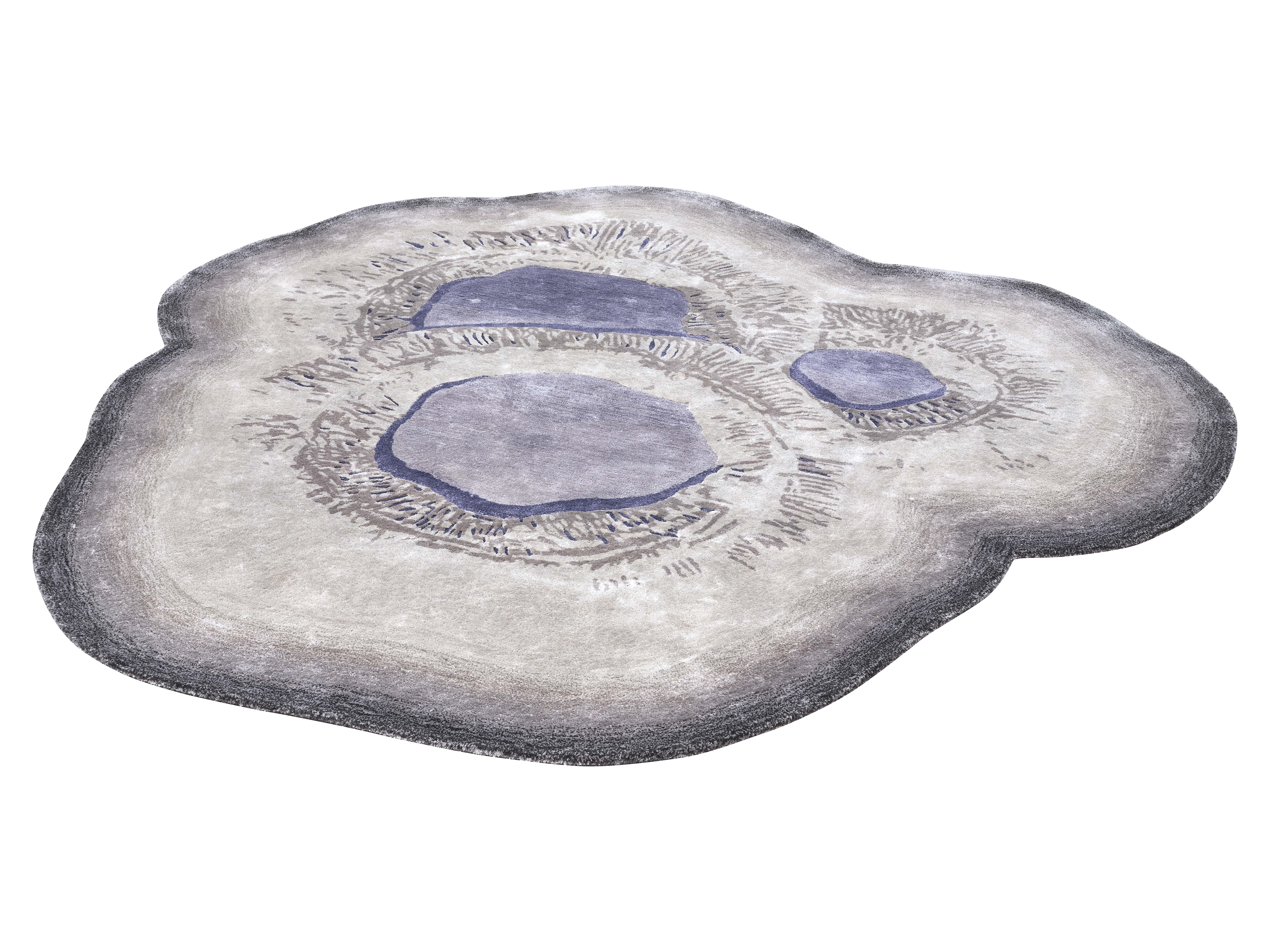 I funghi sono magici sotto di noi e sono stati fonte di ispirazione per molti designer di vari settori. Rappresentano la rinascita, il ringiovanimento e la rigenerazione. Hands ha scelto la via letterale, raffigurando la forma di un fungo che evoca