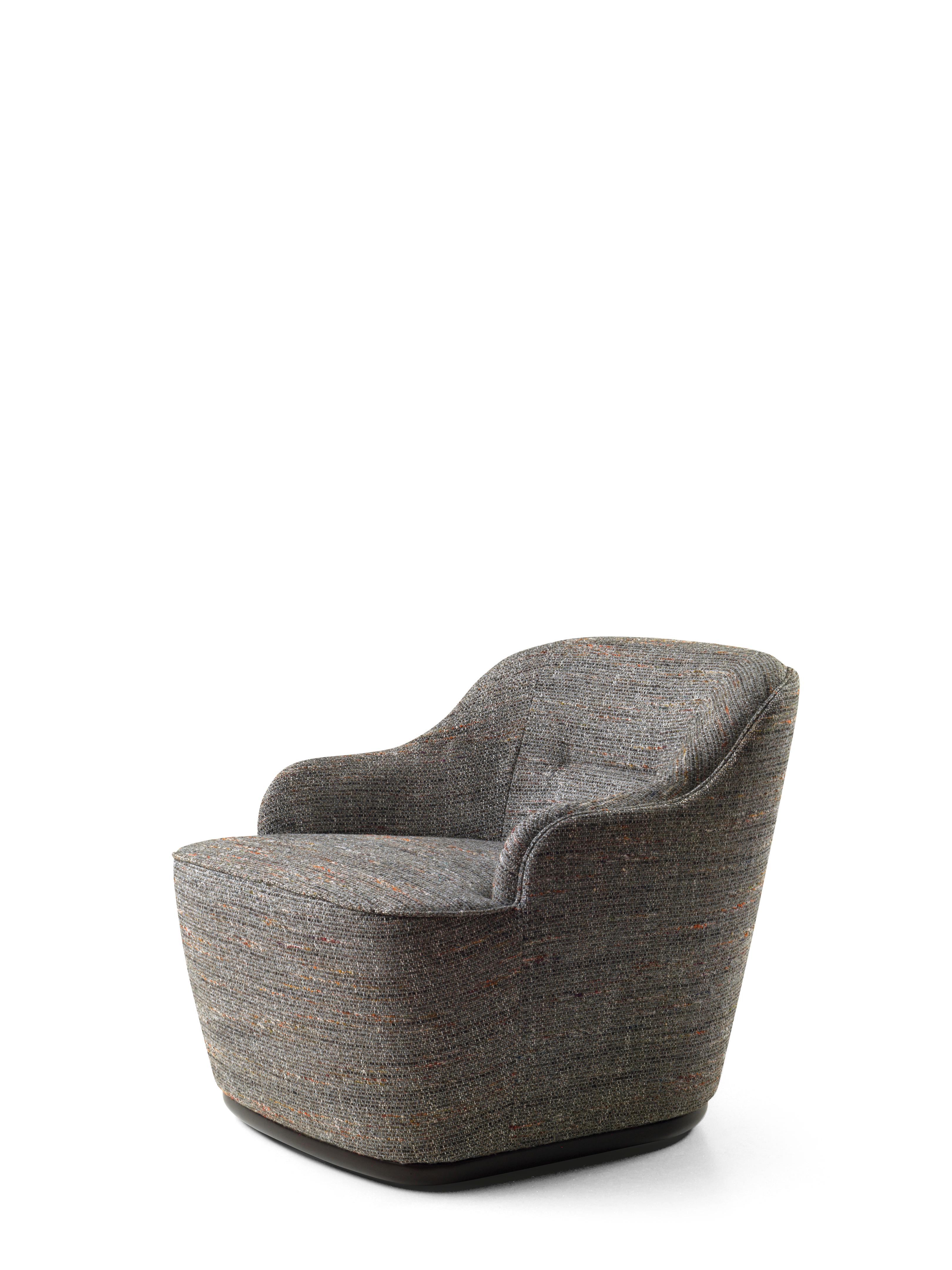 Fauteuil Fez 5022 par Redeco
Dimensions : L 76 x D 86 x H 70 cm
Matériaux : Structure en bois paddée de mousse de polyuréthane de différentes densités. Pré-rembourrage en ouate de polyester, rembourrage en tissu ou revêtement en cuir. Base en bois