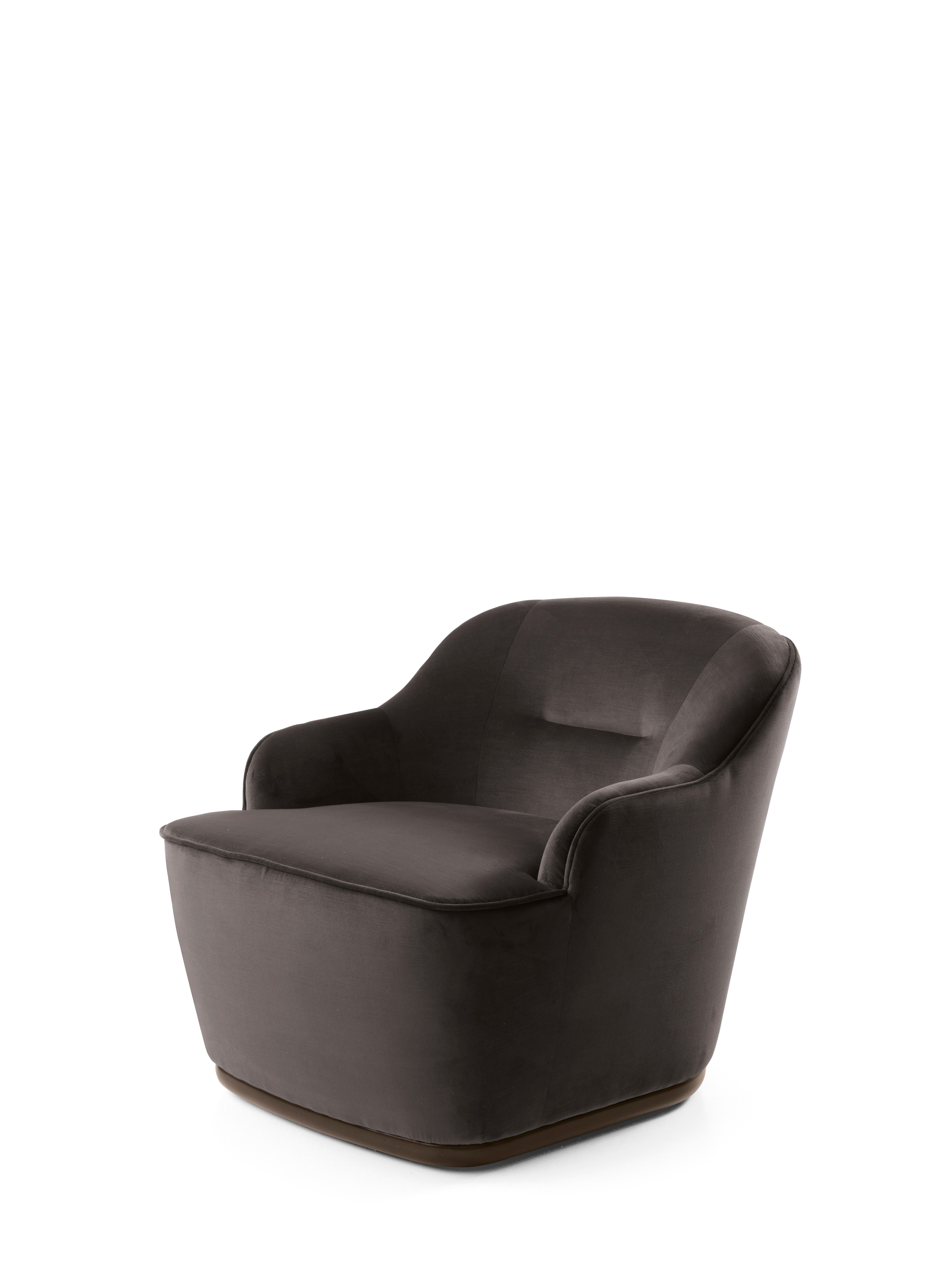 Fauteuil Fez 5023 par Redeco
Dimensions : L 76 x D 86 x H 70 cm
Matériaux : Structure en bois paddée de mousse de polyuréthane de différentes densités. Pré-rembourrage en ouate de polyester, rembourrage en tissu ou revêtement en cuir. Base en bois