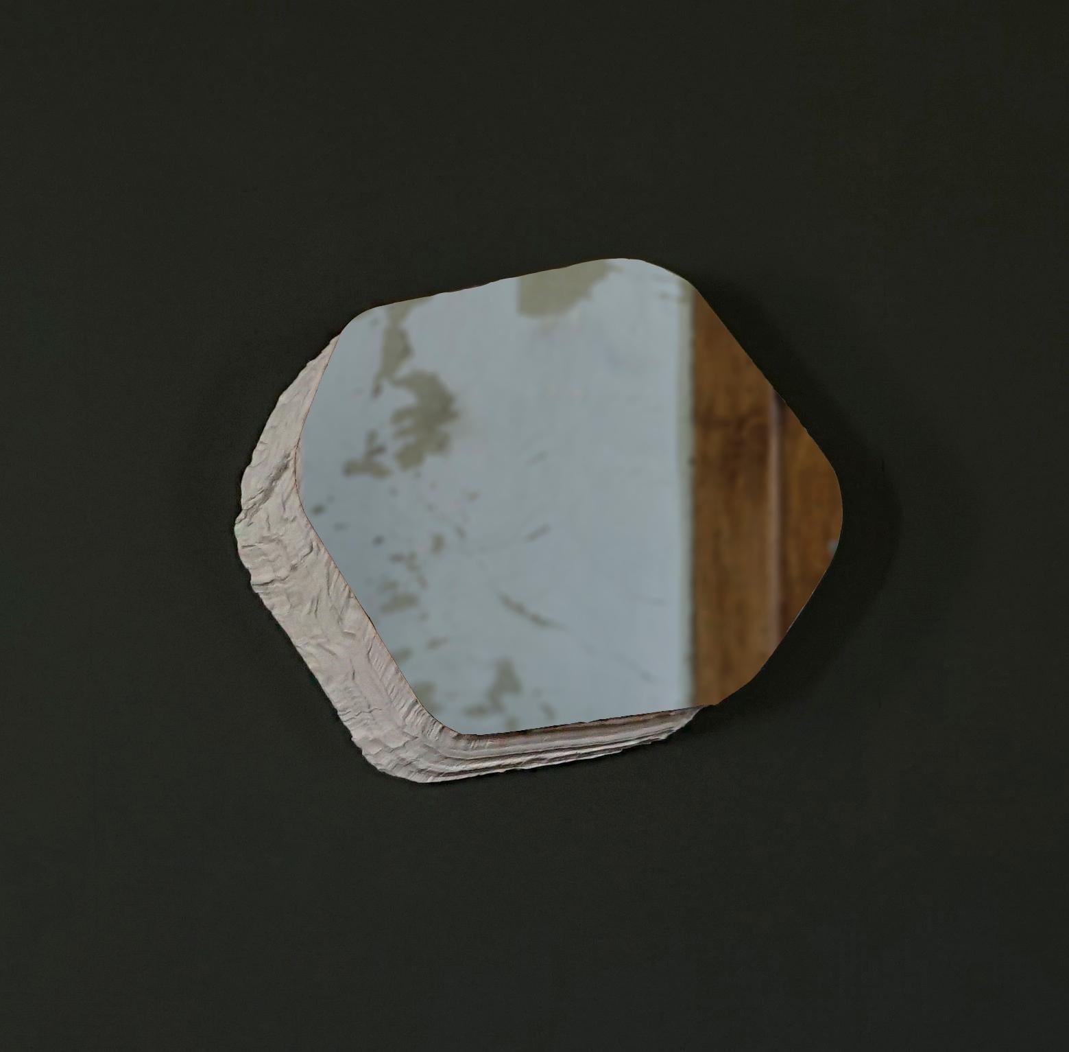 Frei nach dem Vorbild von Sedimentgestein scheint eine gegossene Form aus der Wand herauszuragen, um dann sauber aufgeschnitten zu werden und eine spiegelnde Oberfläche zum Vorschein zu bringen. Vollkommen skulptural und voll funktionsfähig.

Über