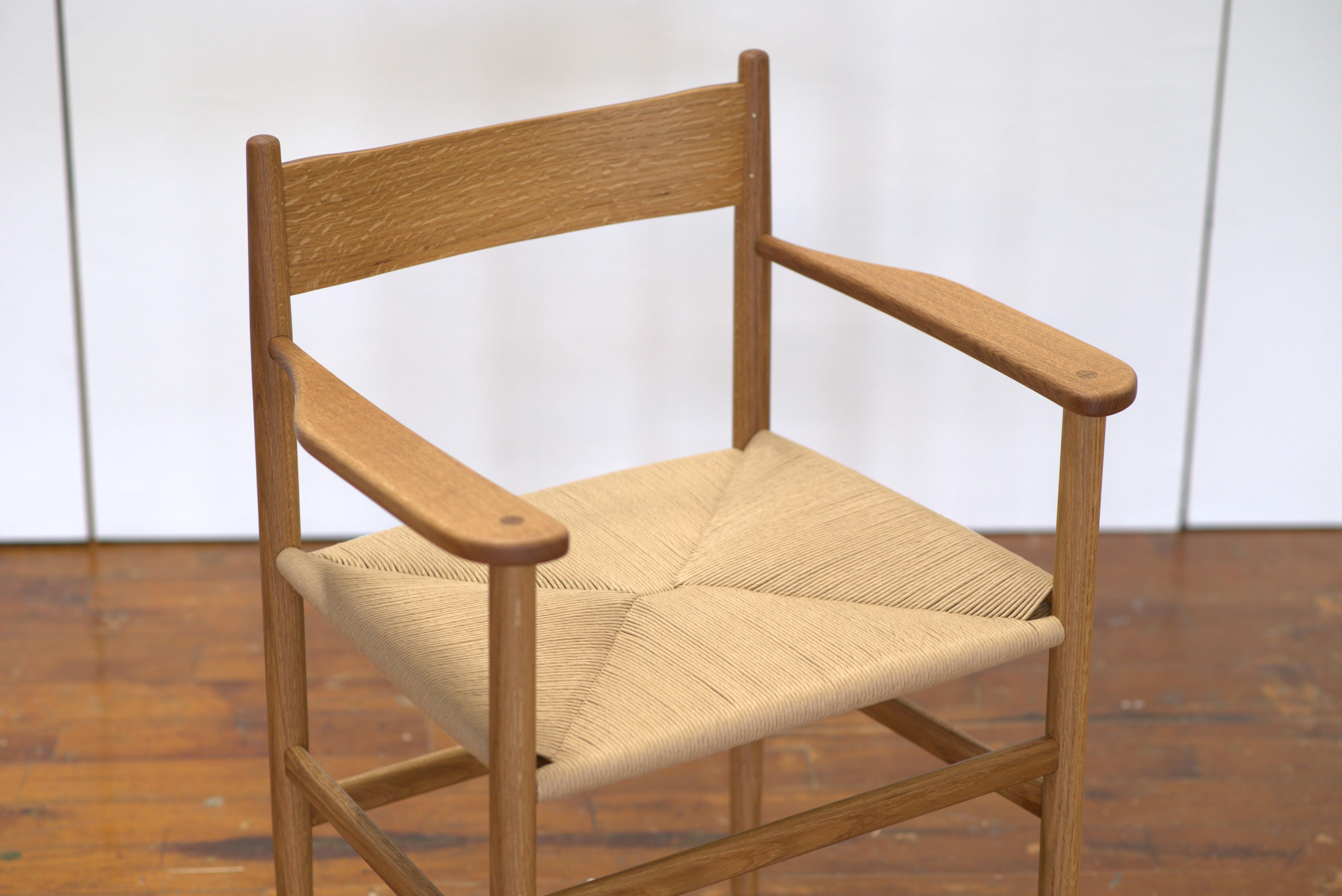 Américain Chaise de salle à mangerFF02 avec bras et assise en cordon de papier par Stokes Furniture en vente