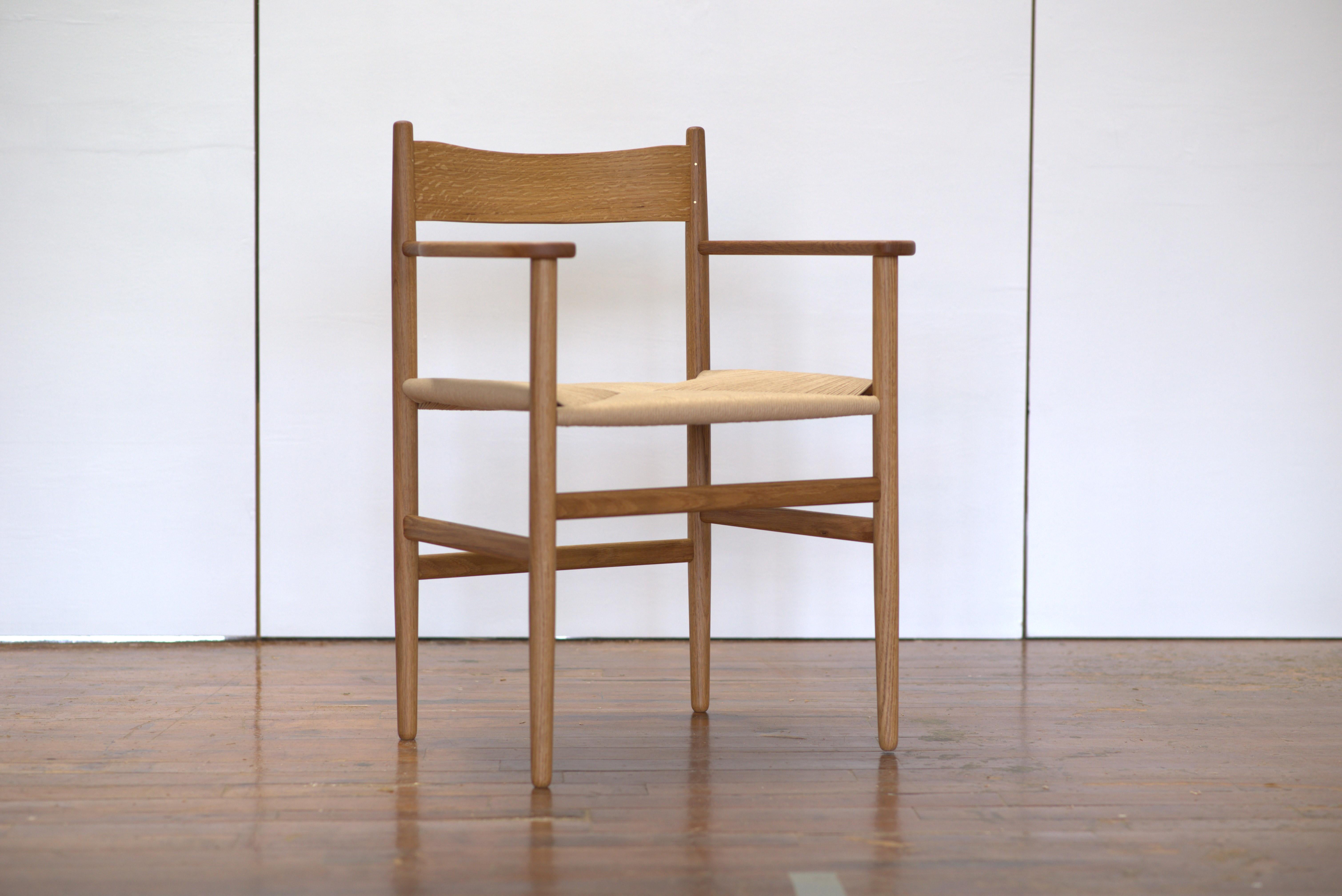 XXIe siècle et contemporain Chaise de salle à mangerFF02 avec bras et assise en cordon de papier par Stokes Furniture en vente