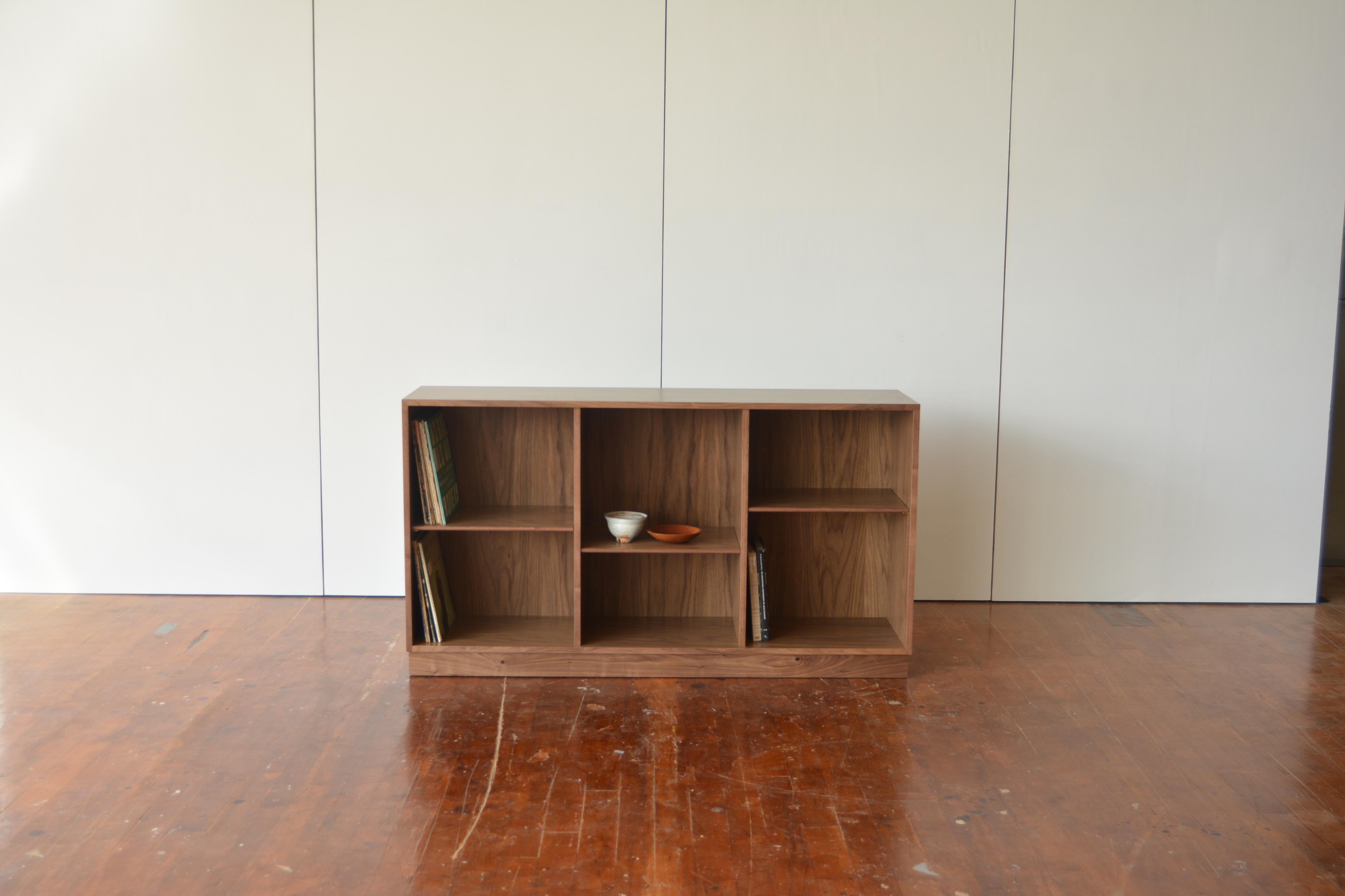 FF08 Niedriges Bücherregal aus Nussbaumholz von Stokes Furniture (amerikanisch) im Angebot