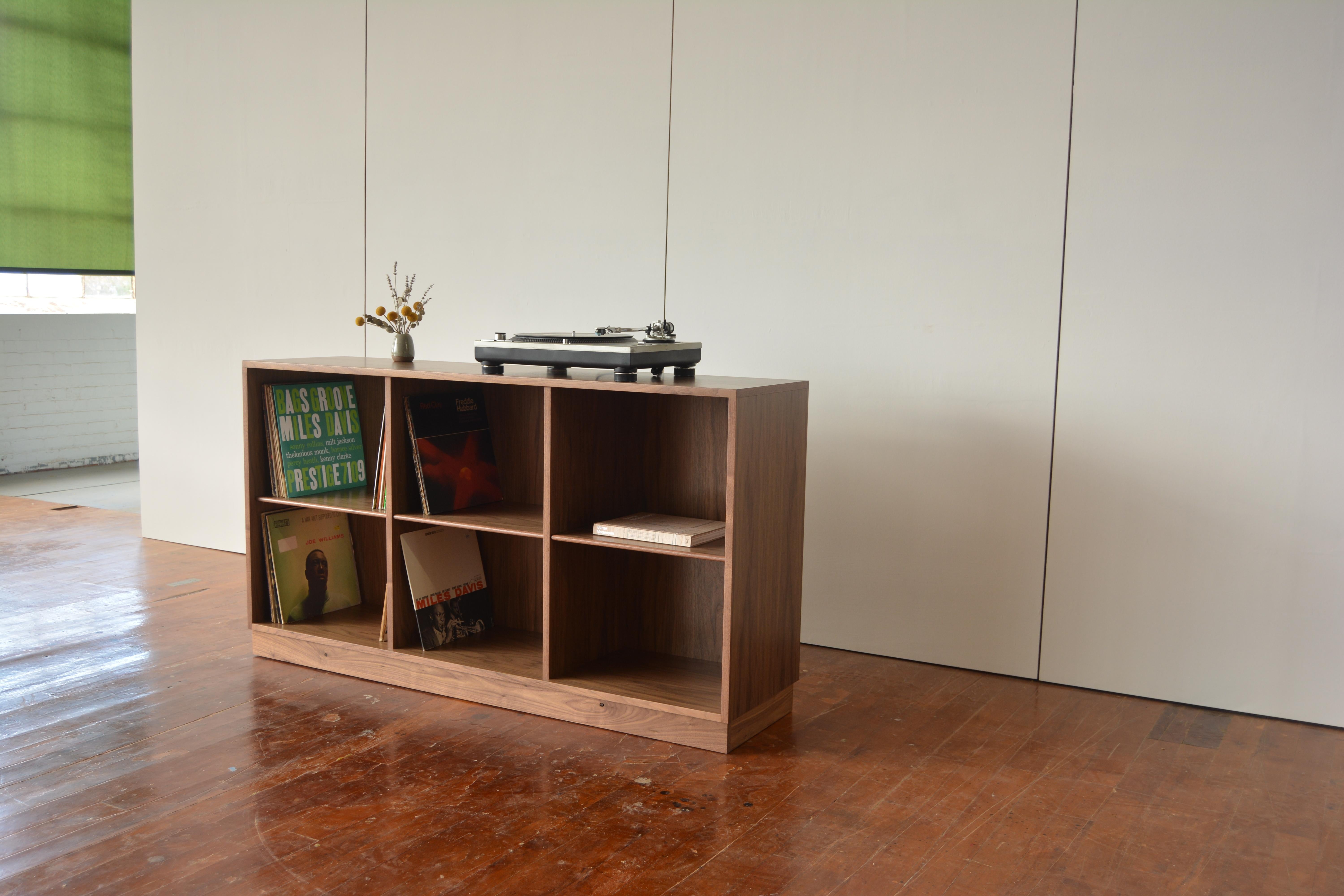 FF08 Niedriges Bücherregal aus Nussbaumholz von Stokes Furniture (21. Jahrhundert und zeitgenössisch) im Angebot