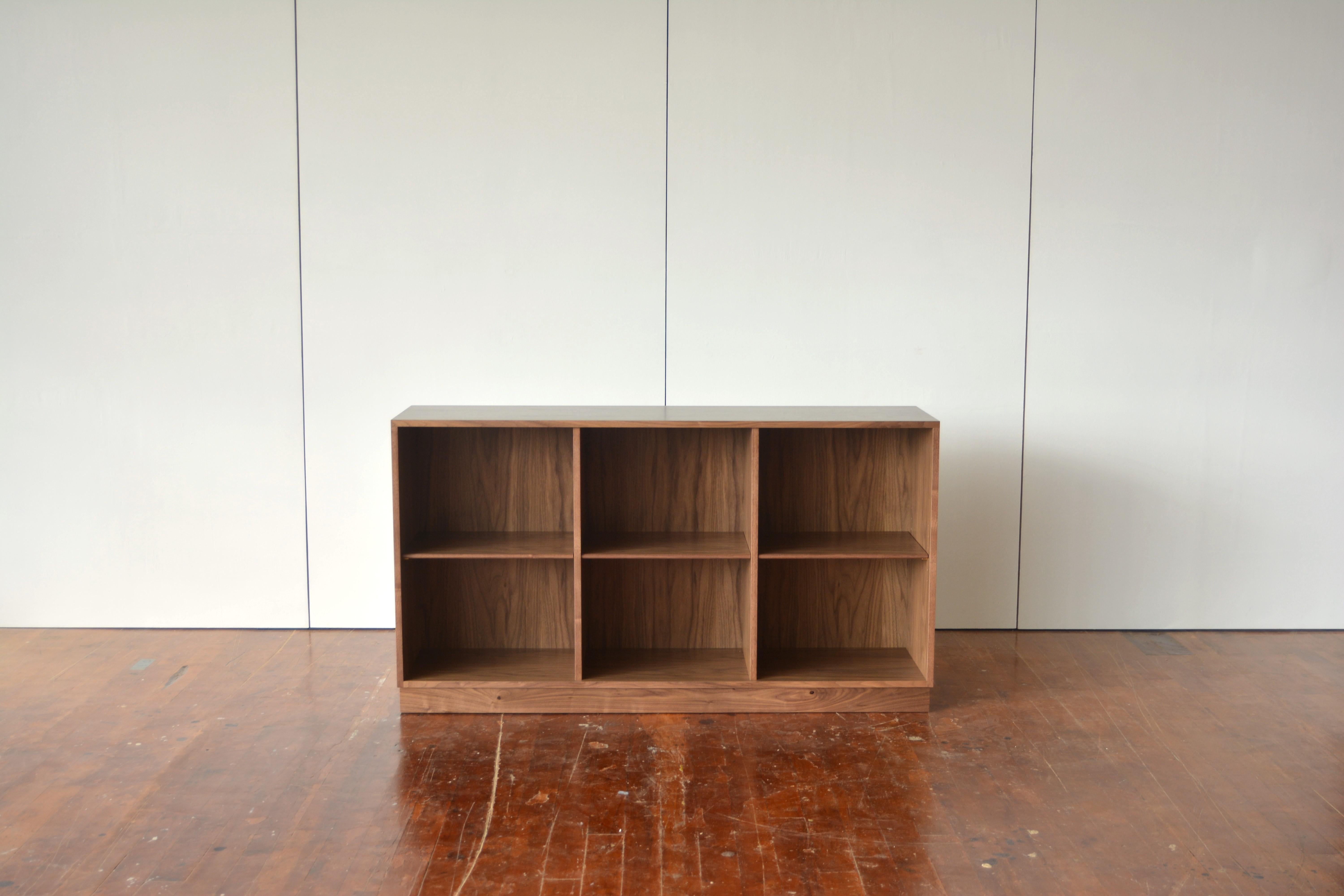 FF08 Niedriges Bücherregal aus Nussbaumholz von Stokes Furniture im Angebot 1