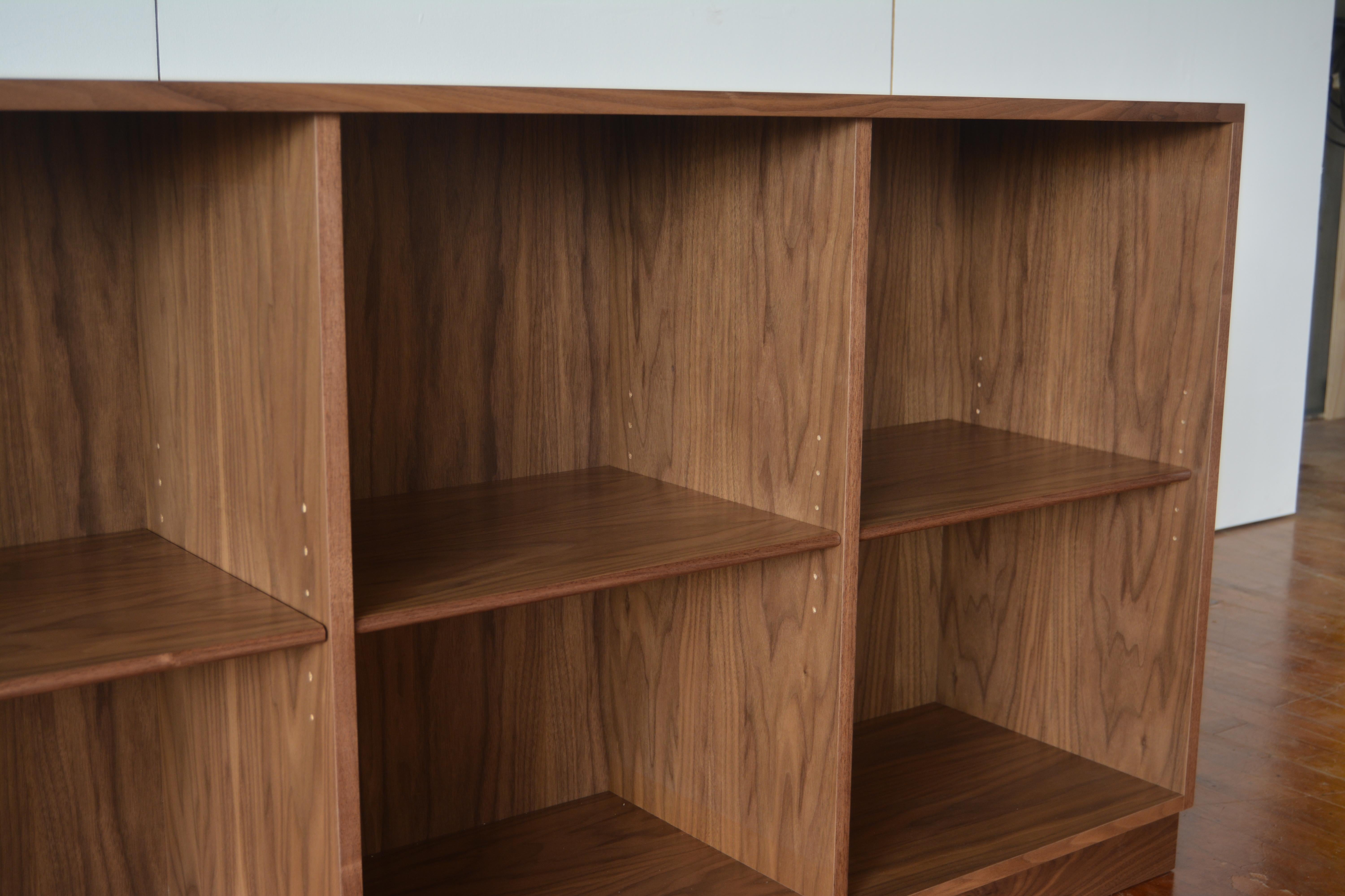 FF08 Niedriges Bücherregal aus Nussbaumholz von Stokes Furniture im Angebot 2