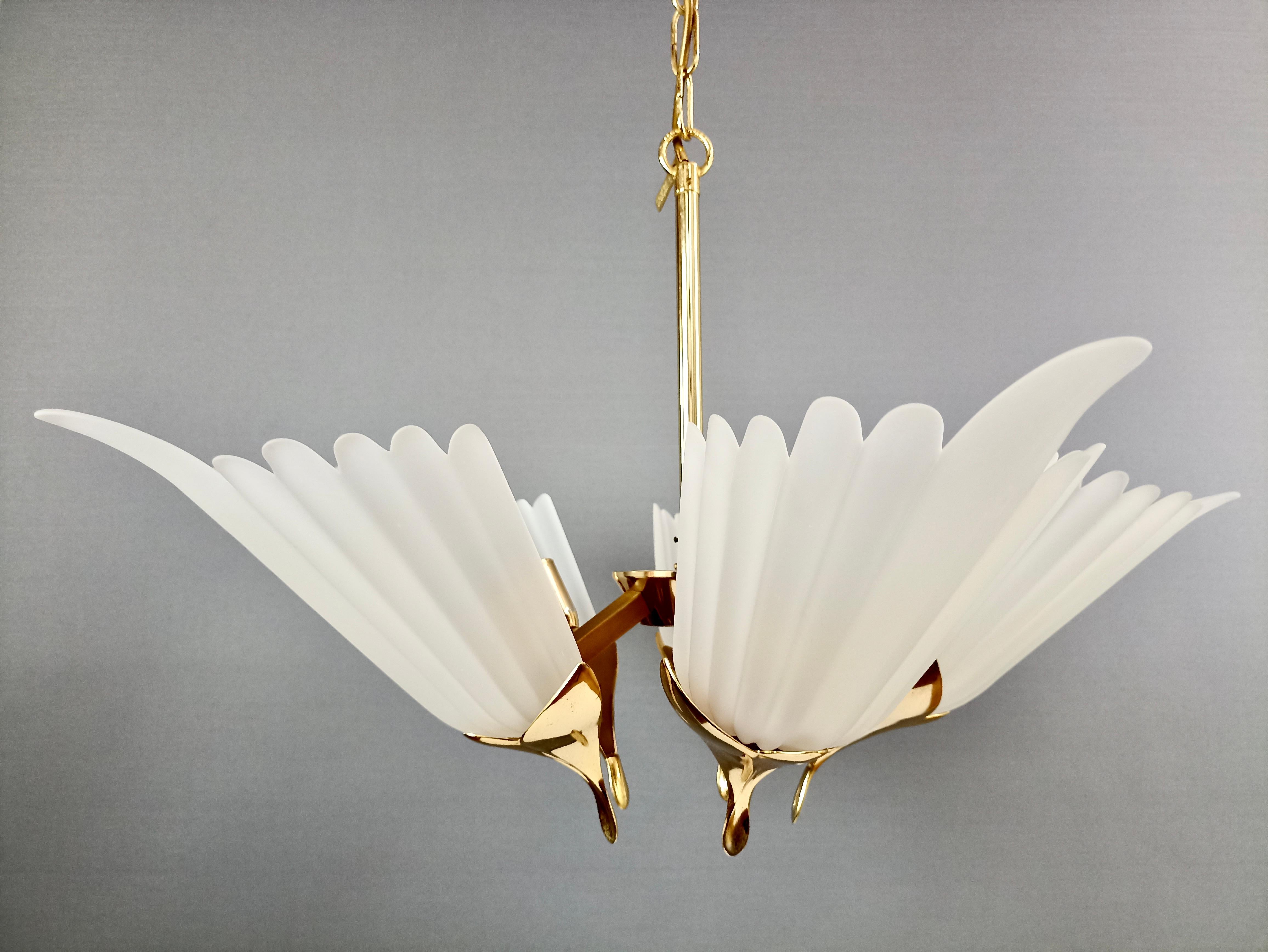 F. Fabbian 80er Jahre Kronleuchter mit fünf Lichtern, geätzten Glasschirmen und vergoldetem Metallrahmen. im Angebot 3
