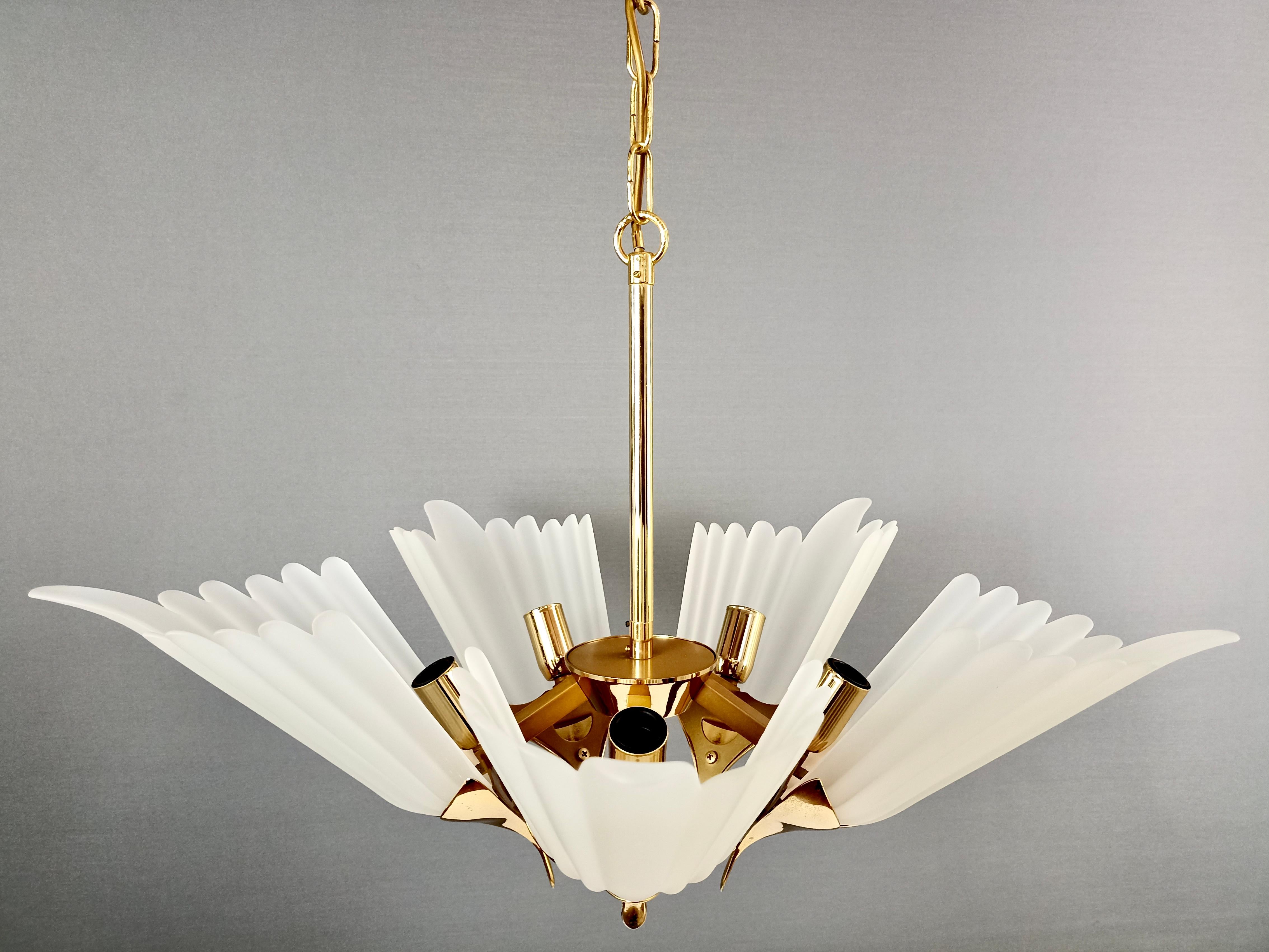 F. Fabbian 80er Jahre Kronleuchter mit fünf Lichtern, geätzten Glasschirmen und vergoldetem Metallrahmen. im Angebot 4