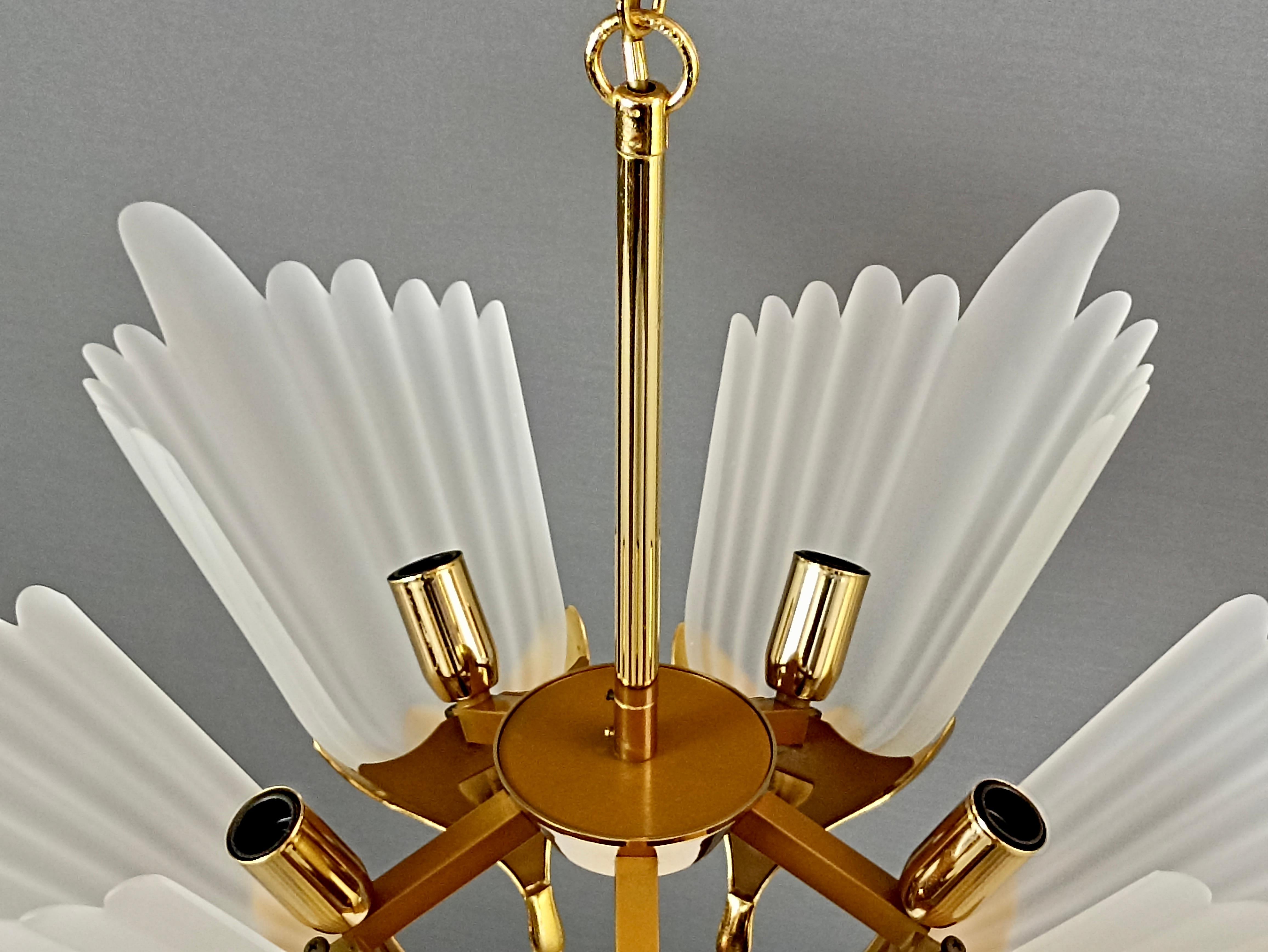F. Fabbian 80er Jahre Kronleuchter mit fünf Lichtern, geätzten Glasschirmen und vergoldetem Metallrahmen. im Angebot 5