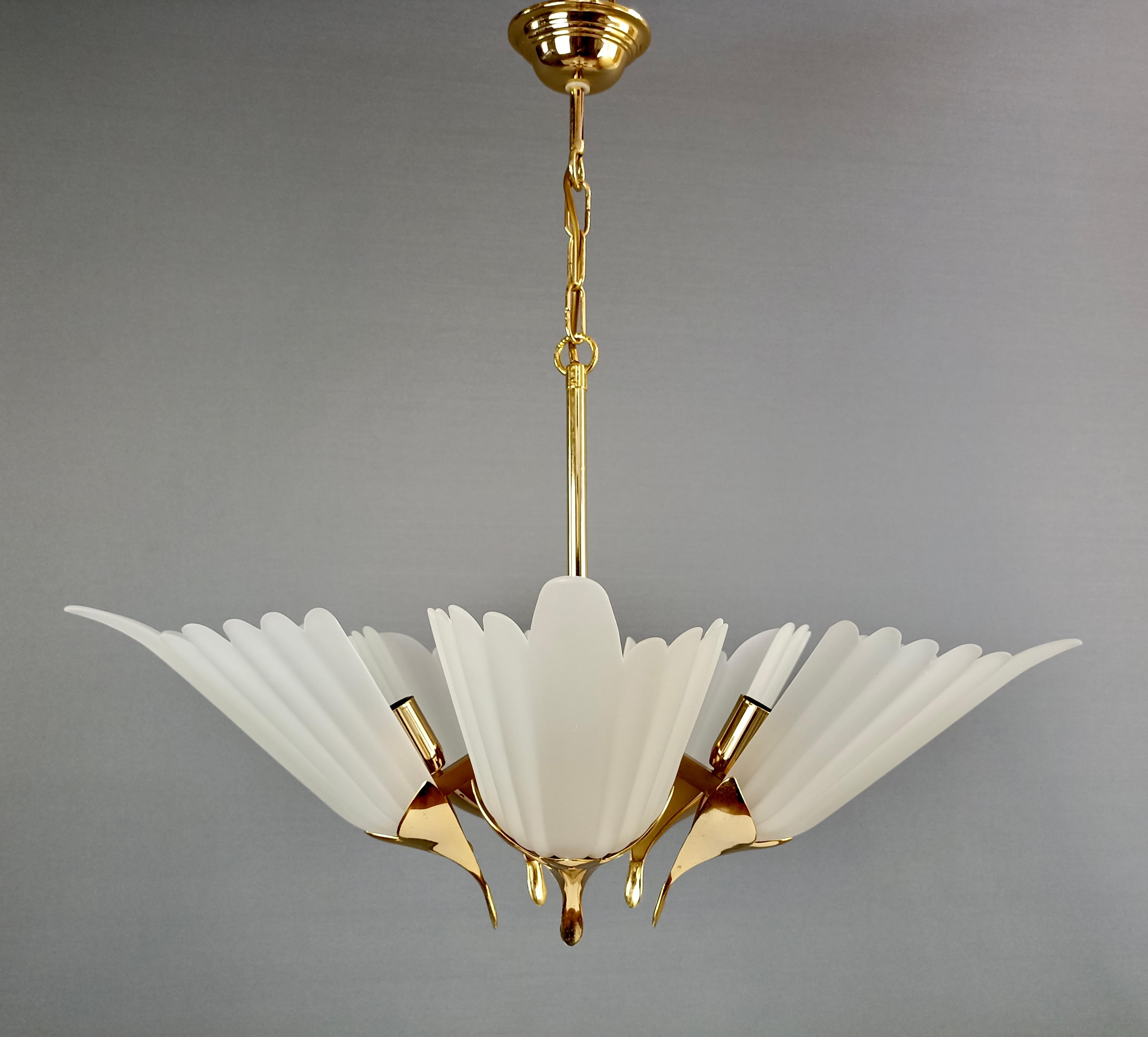 A beautiful and rare F.Fabbian marked five-light chandelier. Italy, 1980s.
The structure is made of gilded brass and metal, the lamp shades are in etched art glass molded in a beautiful petal shape. 
Measurements:
total height with chain: 70 cm/