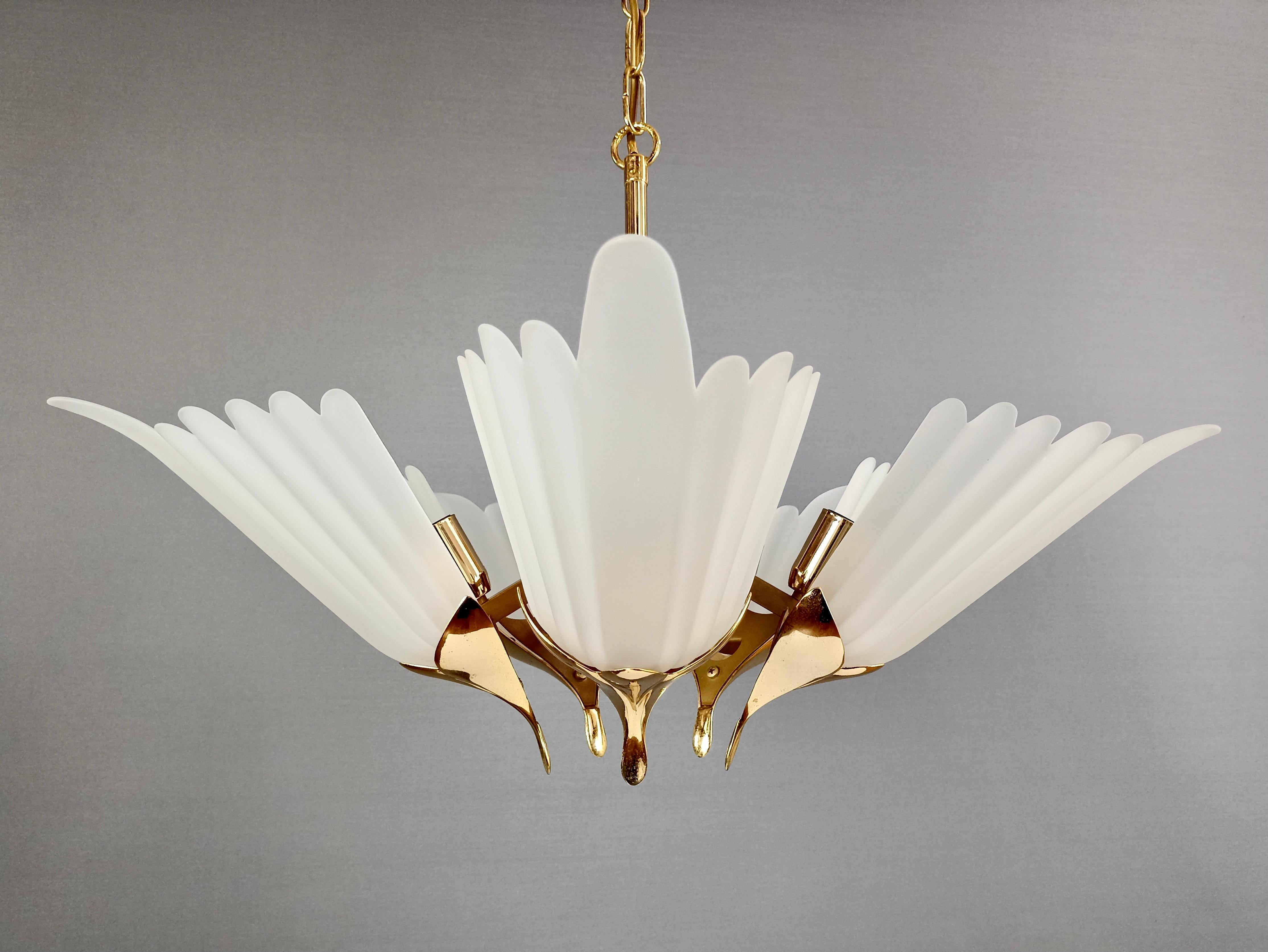 Mid-Century Modern F.Fabbian 80s five-light chandelier, etched glass shades and gilded metal frame. For Sale