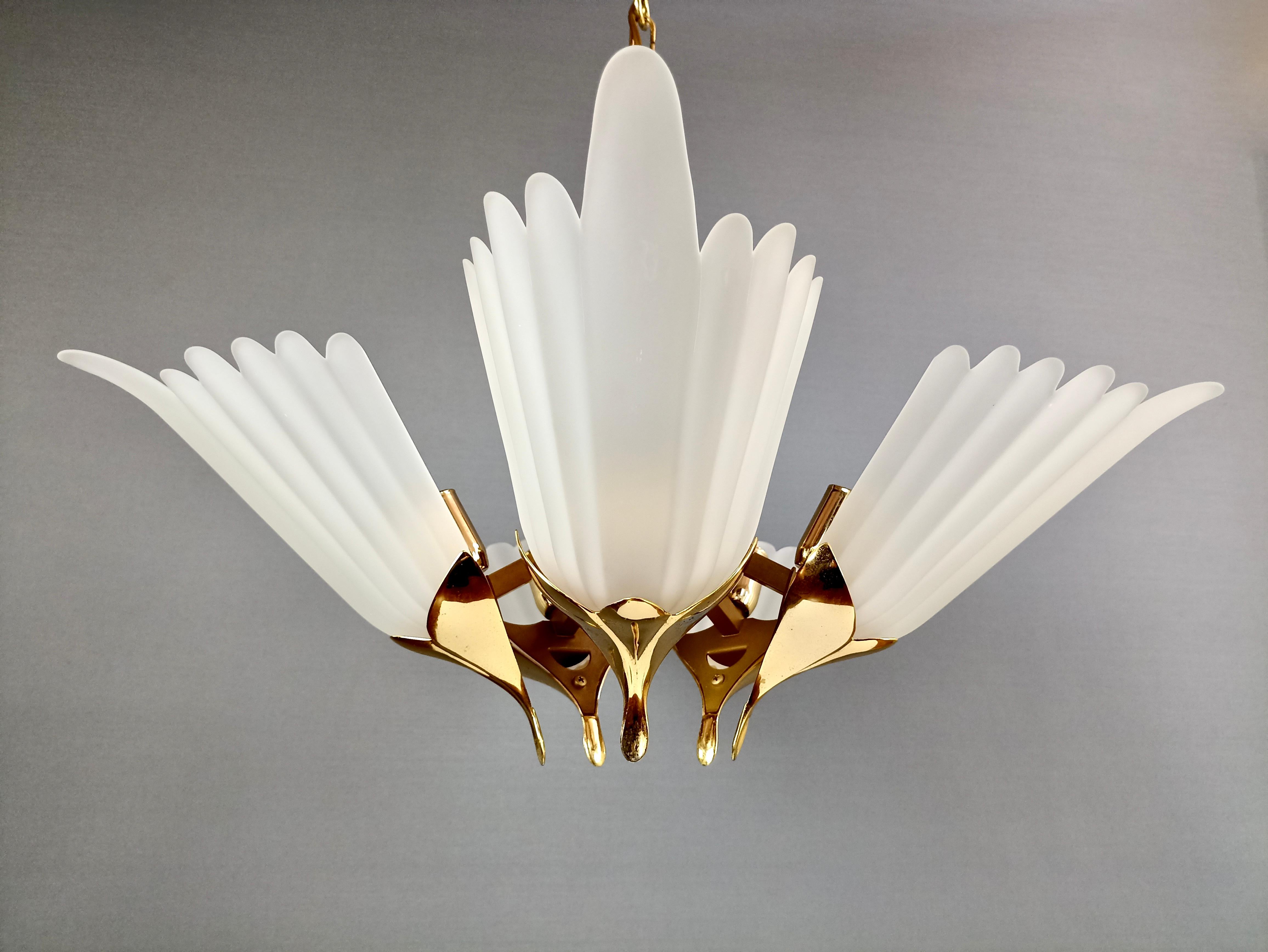 Italian F.Fabbian 80s five-light chandelier, etched glass shades and gilded metal frame. For Sale