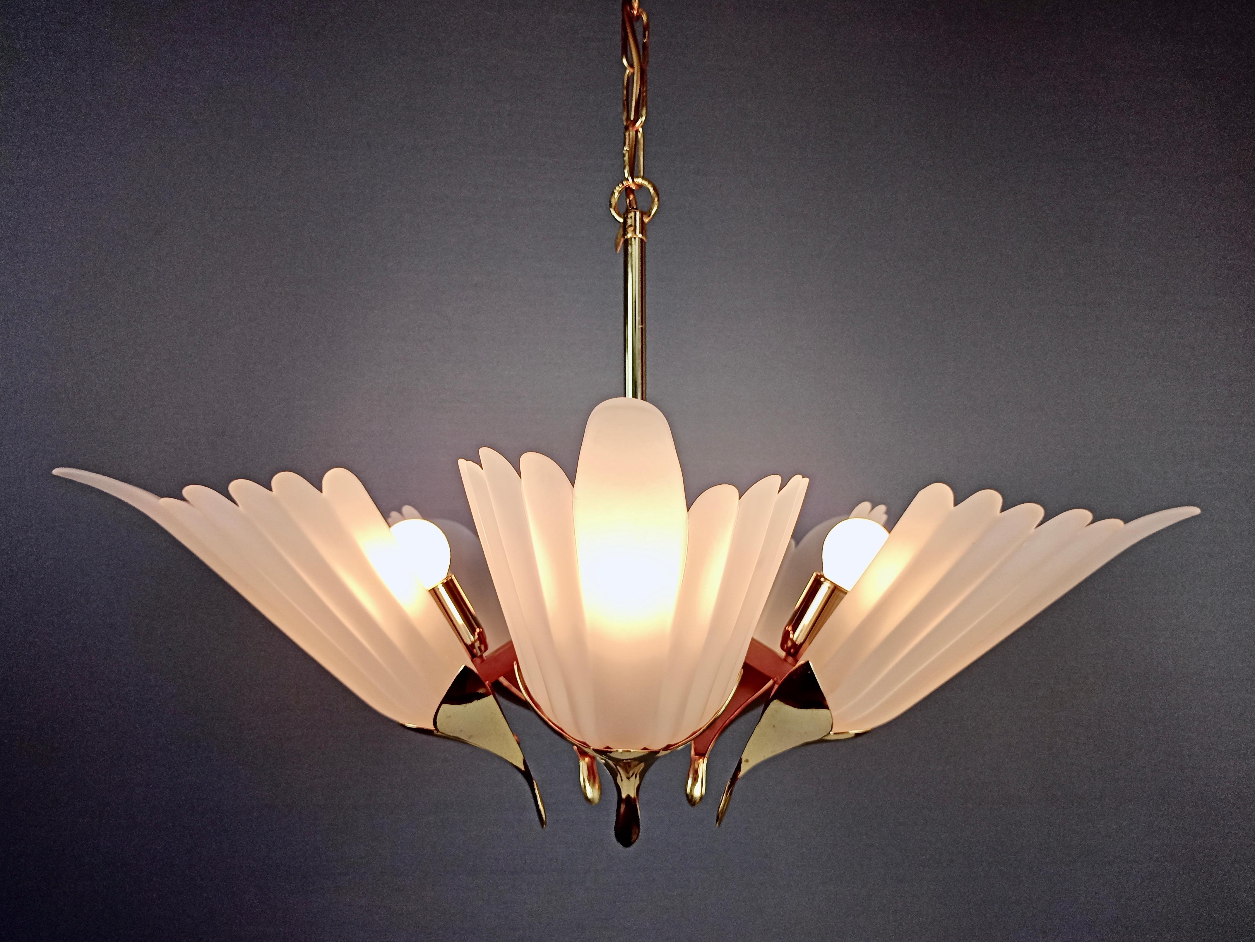 Gilt F.Fabbian 80s five-light chandelier, etched glass shades and gilded metal frame. For Sale