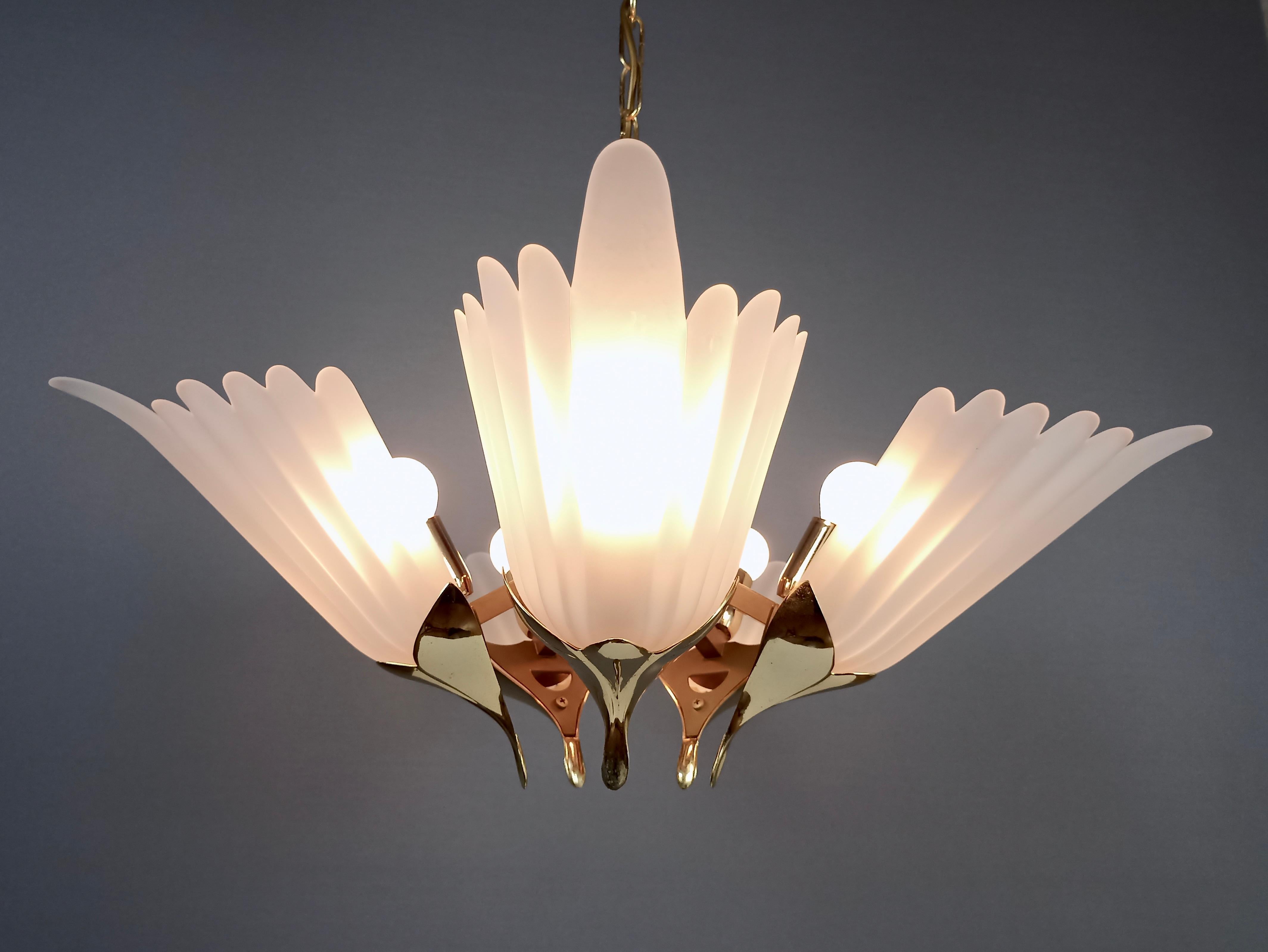 Late 20th Century F.Fabbian 80s five-light chandelier, etched glass shades and gilded metal frame. For Sale