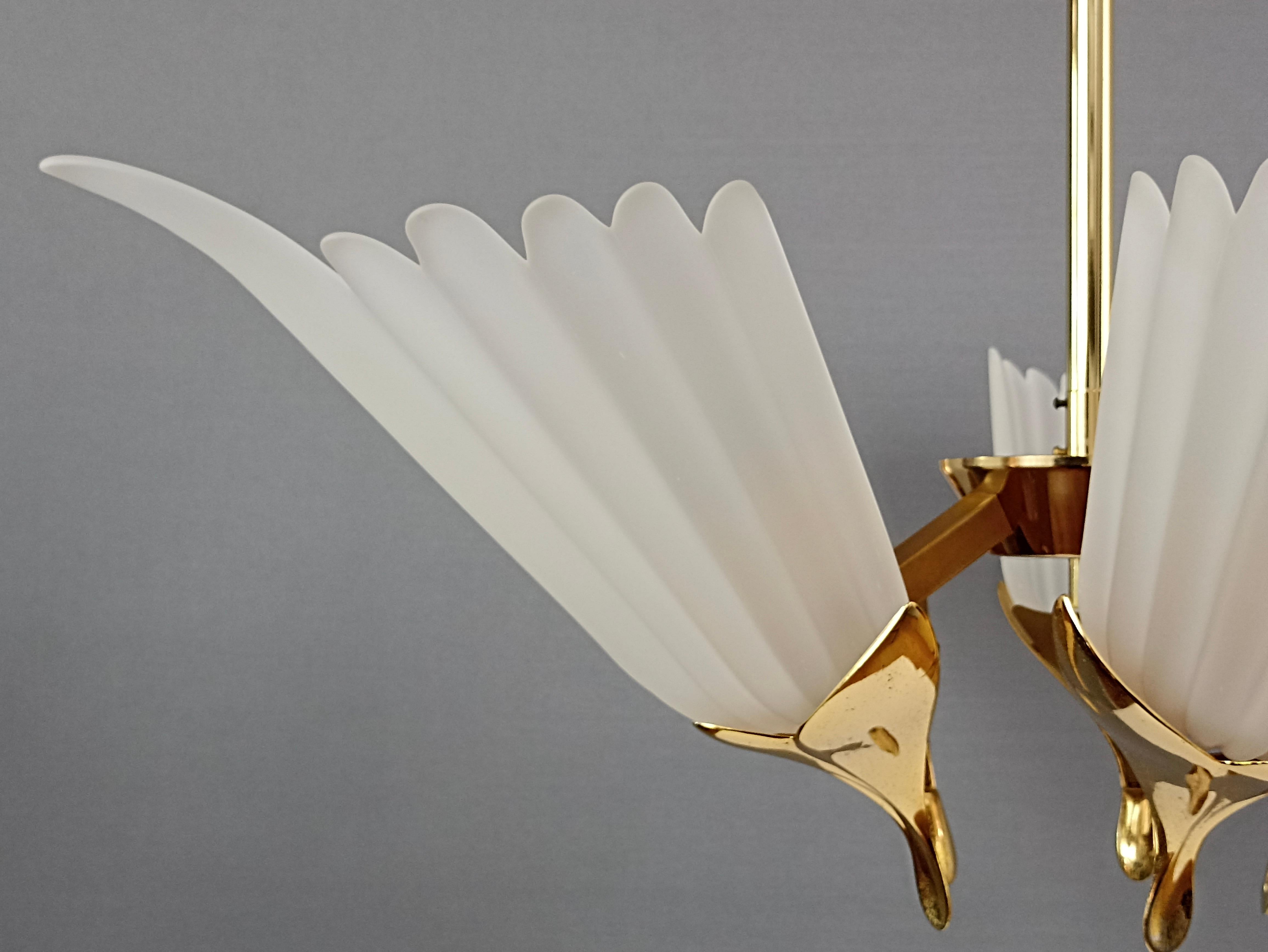 F. Fabbian 80er Jahre Kronleuchter mit fünf Lichtern, geätzten Glasschirmen und vergoldetem Metallrahmen. im Angebot 2