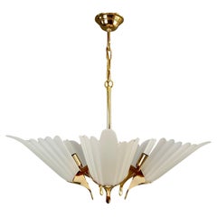 Retro F.Fabbian 80s five-light chandelier, etched glass shades and gilded metal frame.