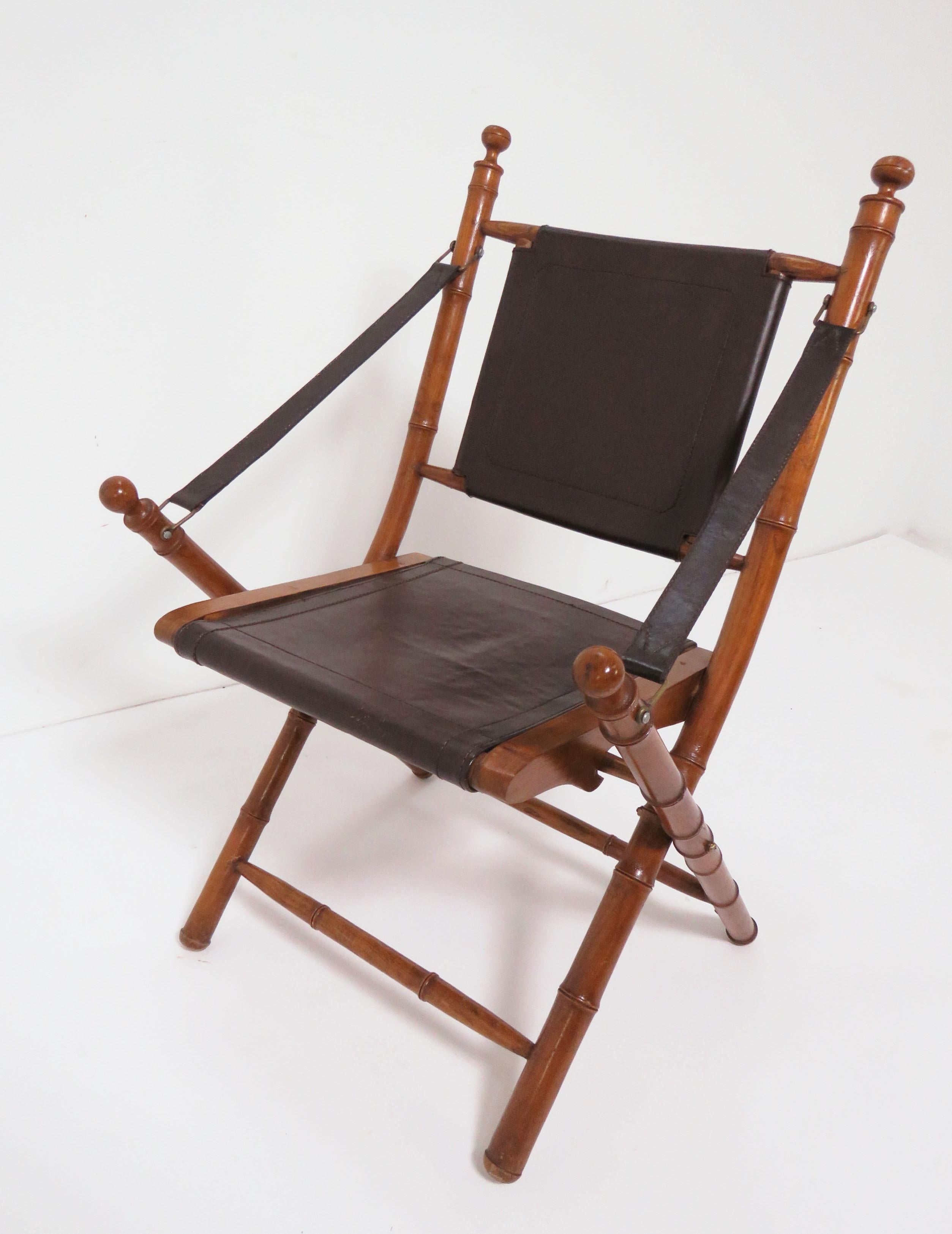 Una silla plegable de Campaña, hacia la década de 1960. Torneados de imitación de bambú, herrajes de latón fundido, brazos de cuero con tiras y asiento y respaldo de cuero curtido.
