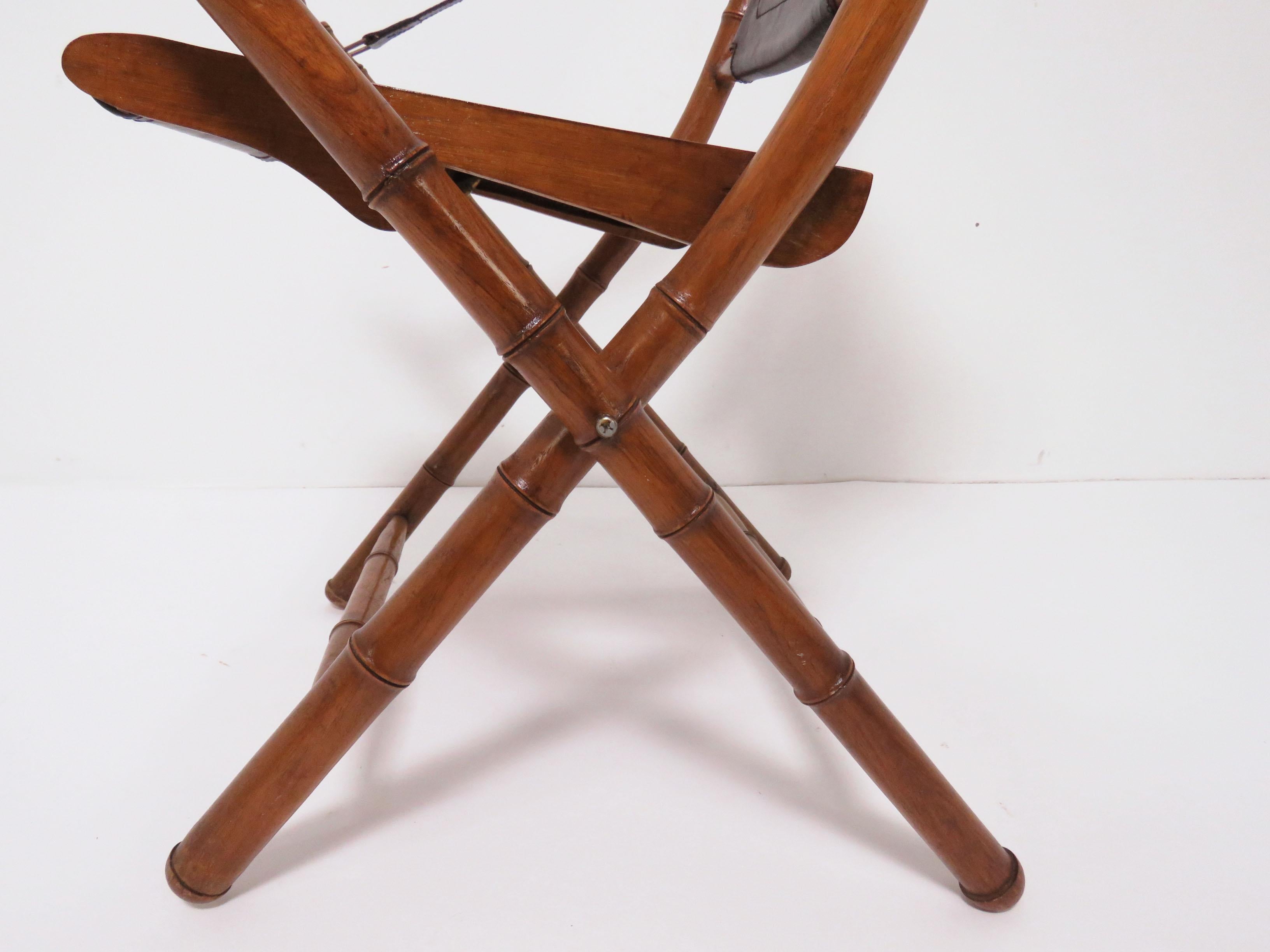 Silla de campaña plegable de bambú sintético, hacia 1960 Cuero
