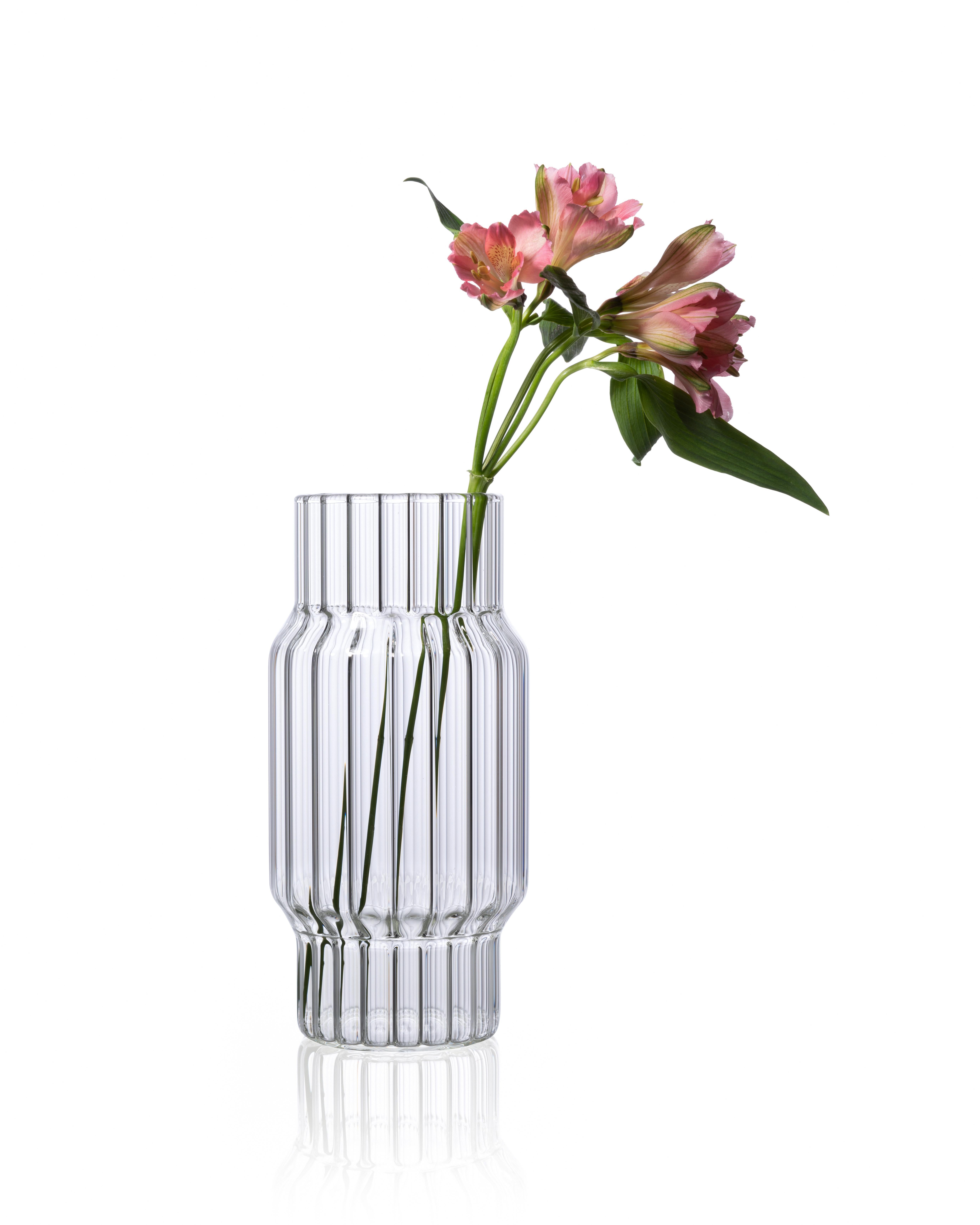 ALBANY GROSSE VASE

Die Albany-Vase kehrt die Tradition um, indem sie auf der Innenseite mit komplizierten Rillen versehen ist. Die starken architektonischen Linien sind eine Übung in Materialstudien und Produktionstechniken. Die Facetten werden