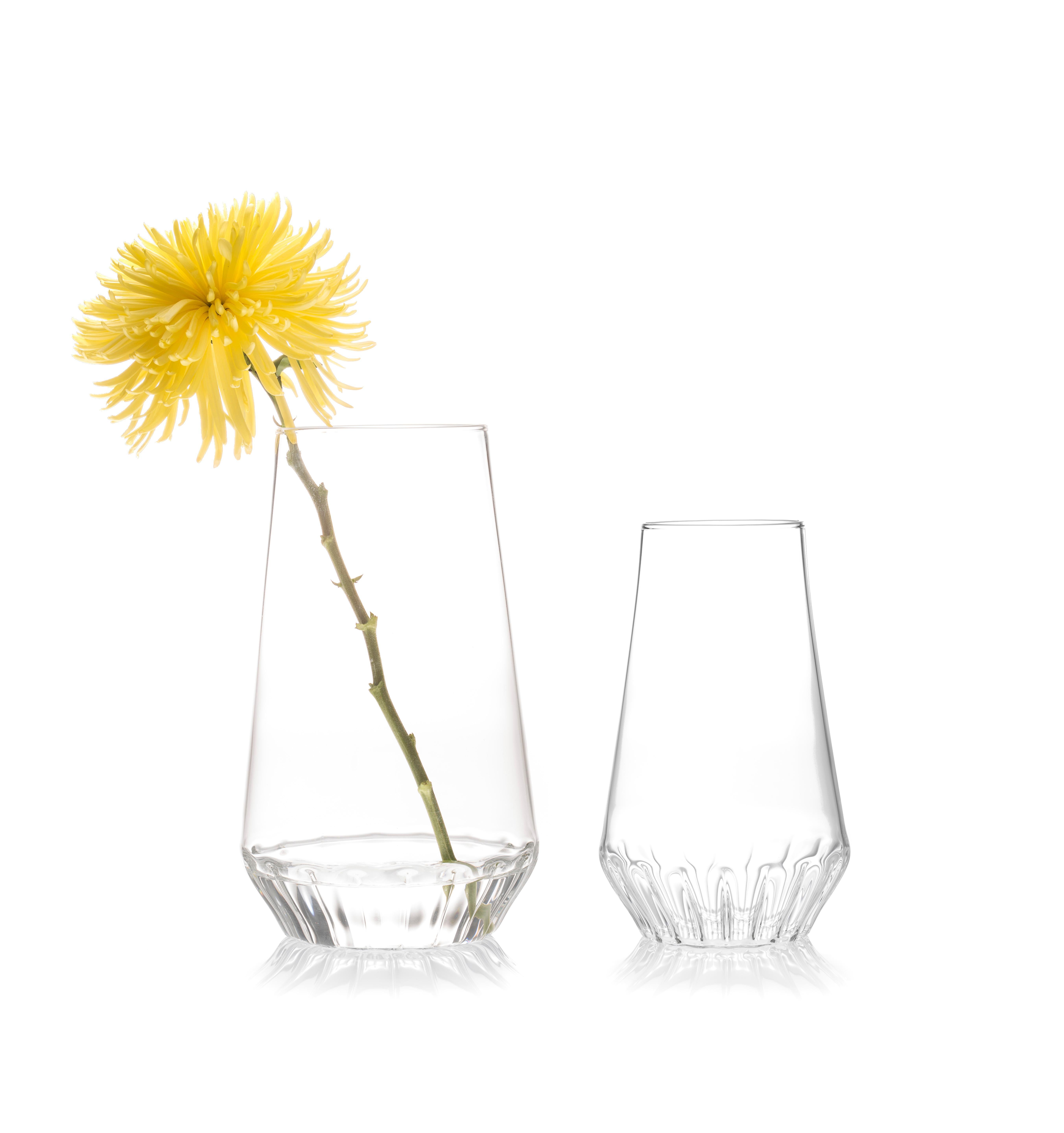 Vases Rossi Large & Medium - set of 2

Qu'il s'agisse d'une simple tige ou d'un bouquet, le verre transparent met en valeur la tige de la fleur, la célébrant comme partie intégrante de la composition. L'effet lenticulaire du verre cannelé au niveau