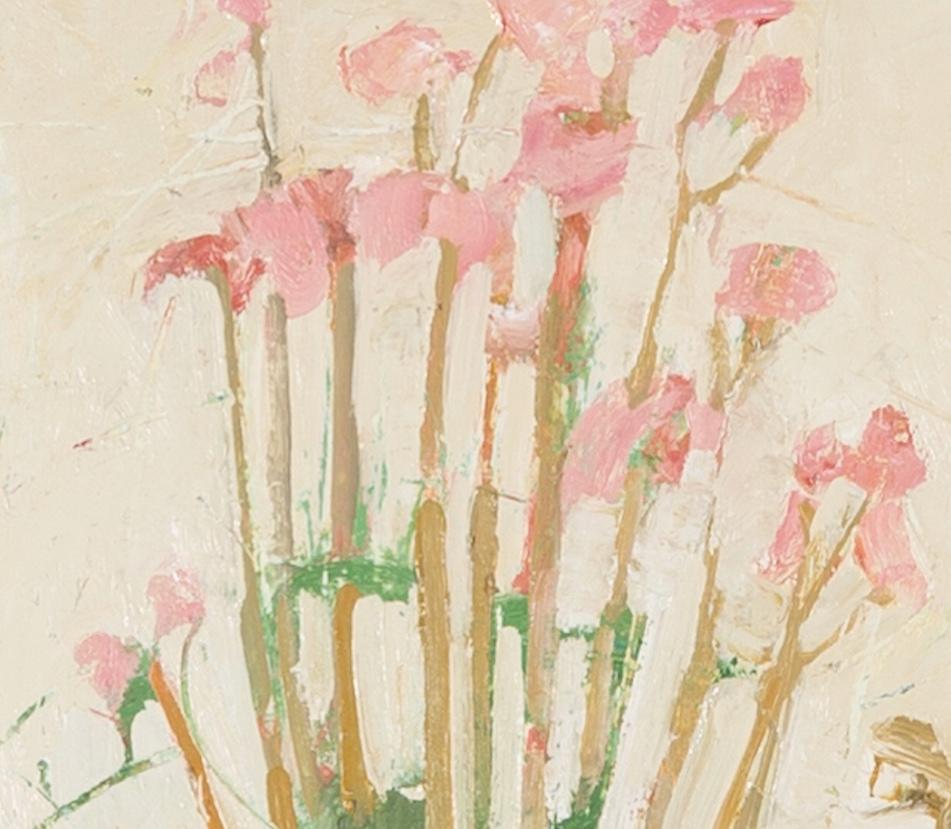 Curioso vaso sull'oro dell'imperatore, 2020 - Pittura a olio di fiori con rosa - Figurative Painting Beige di Ffiona Lewis