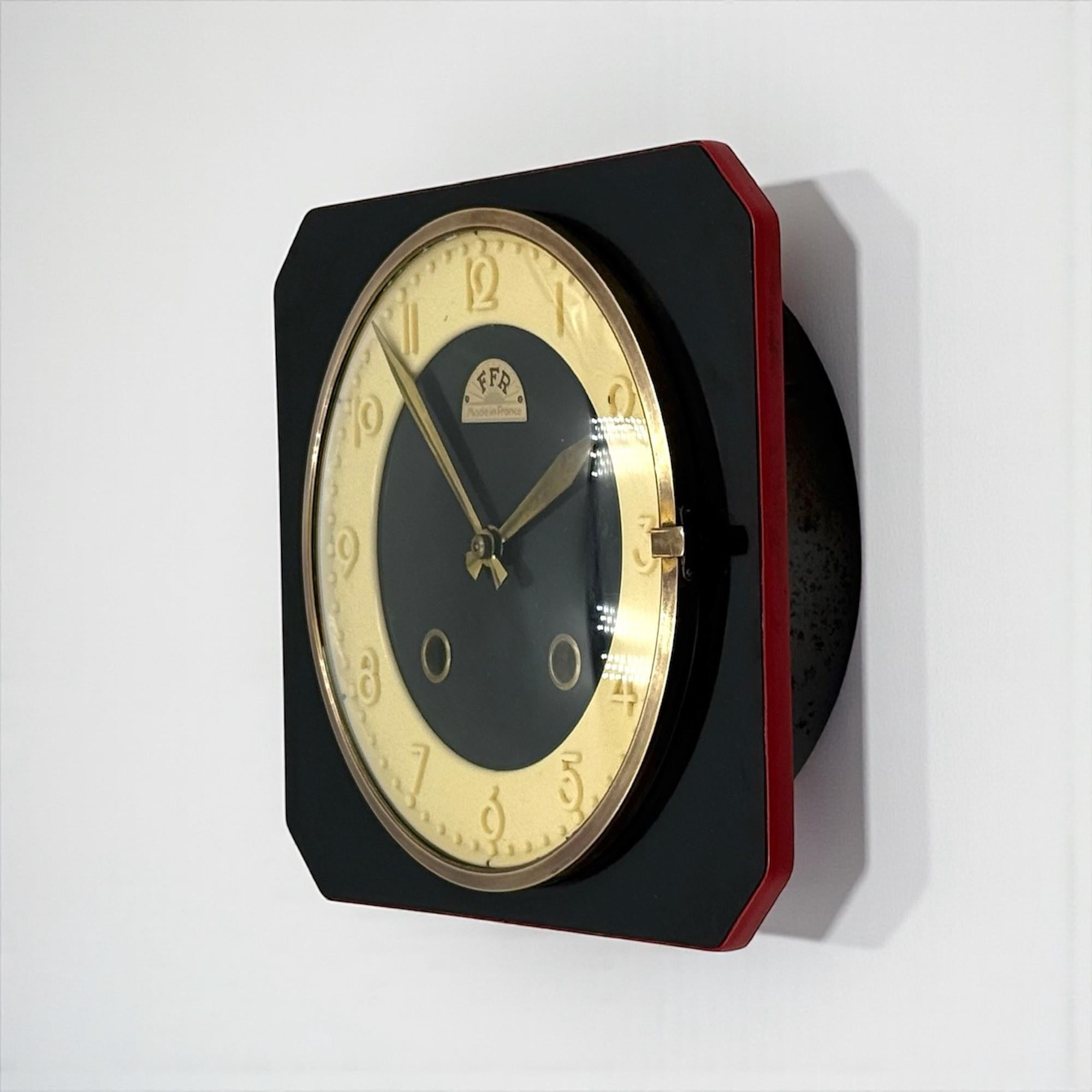 FFR Französische mechanische Wanduhr aus der Mitte des Jahrhunderts in schwarzem Formica, 1950er Jahre im Angebot 4