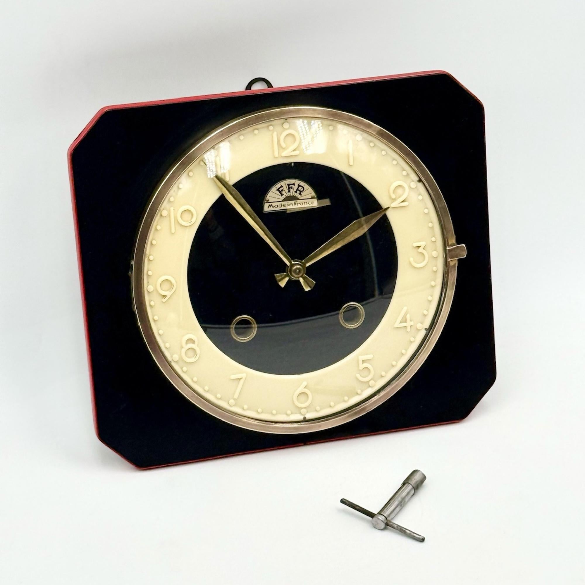 FFR Französische mechanische Wanduhr aus der Mitte des Jahrhunderts in schwarzem Formica, 1950er Jahre im Angebot 5