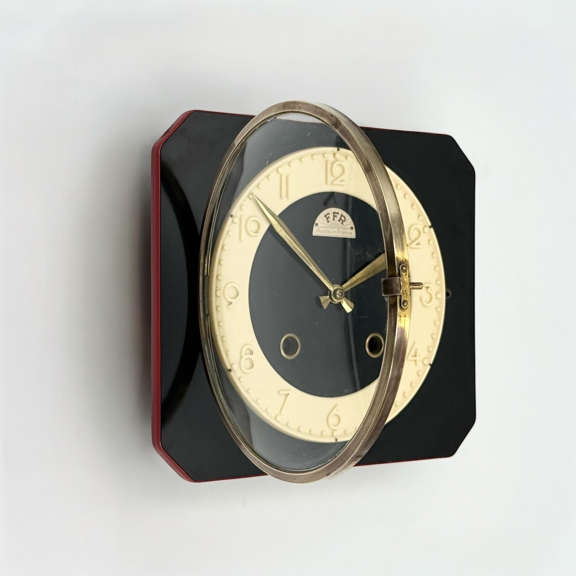 FFR Französische mechanische Wanduhr aus der Mitte des Jahrhunderts in schwarzem Formica, 1950er Jahre im Angebot 6