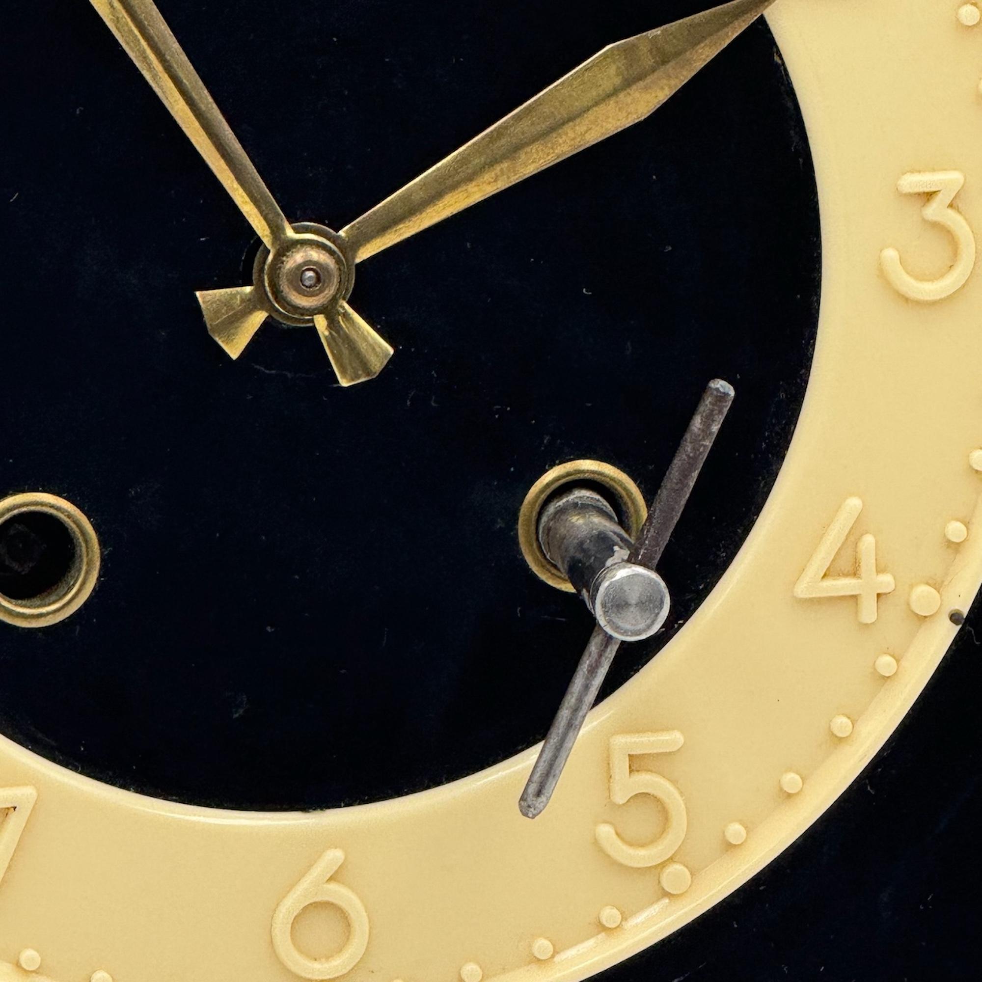 FFR Französische mechanische Wanduhr aus der Mitte des Jahrhunderts in schwarzem Formica, 1950er Jahre (Moderne der Mitte des Jahrhunderts) im Angebot