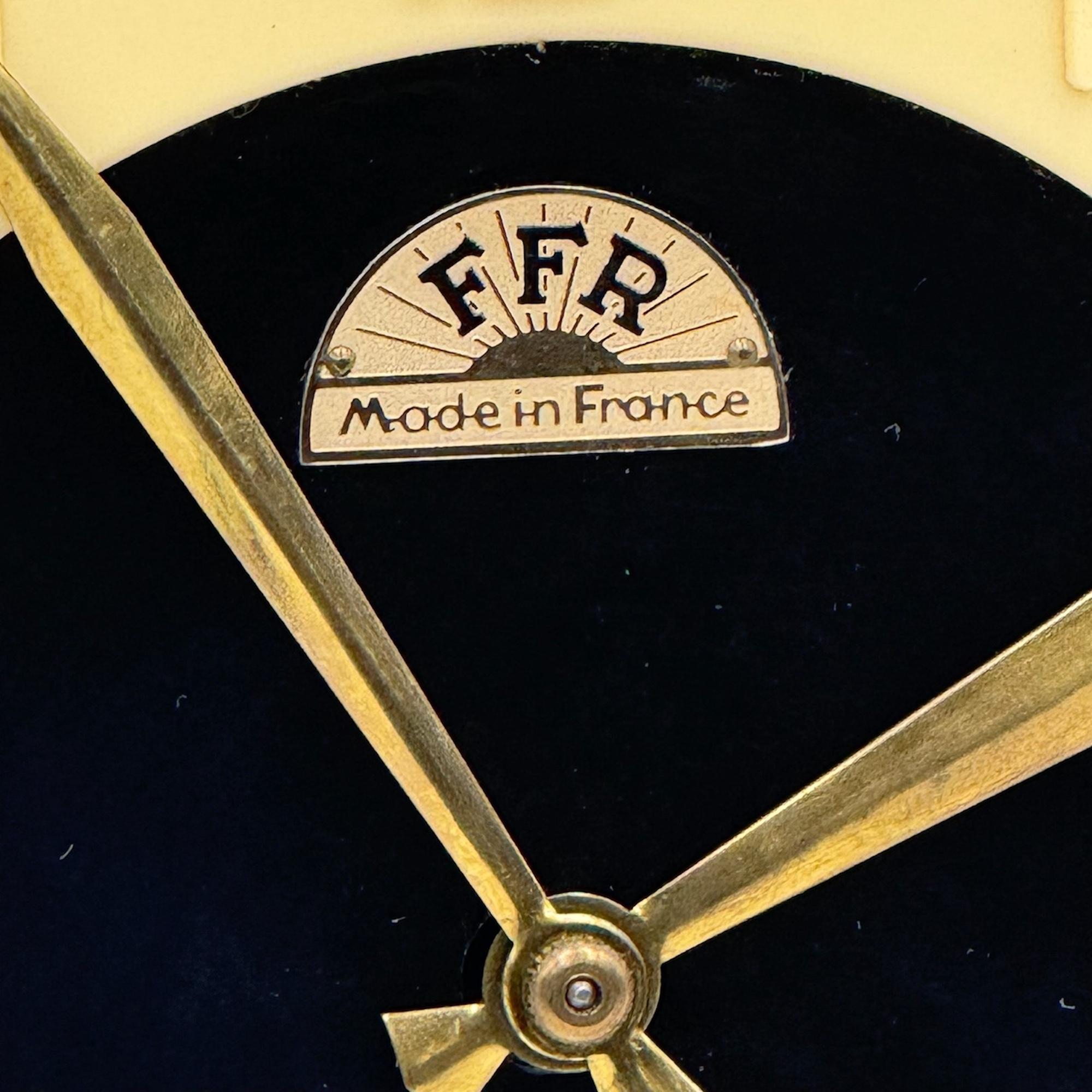 FFR Französische mechanische Wanduhr aus der Mitte des Jahrhunderts in schwarzem Formica, 1950er Jahre (French) im Angebot