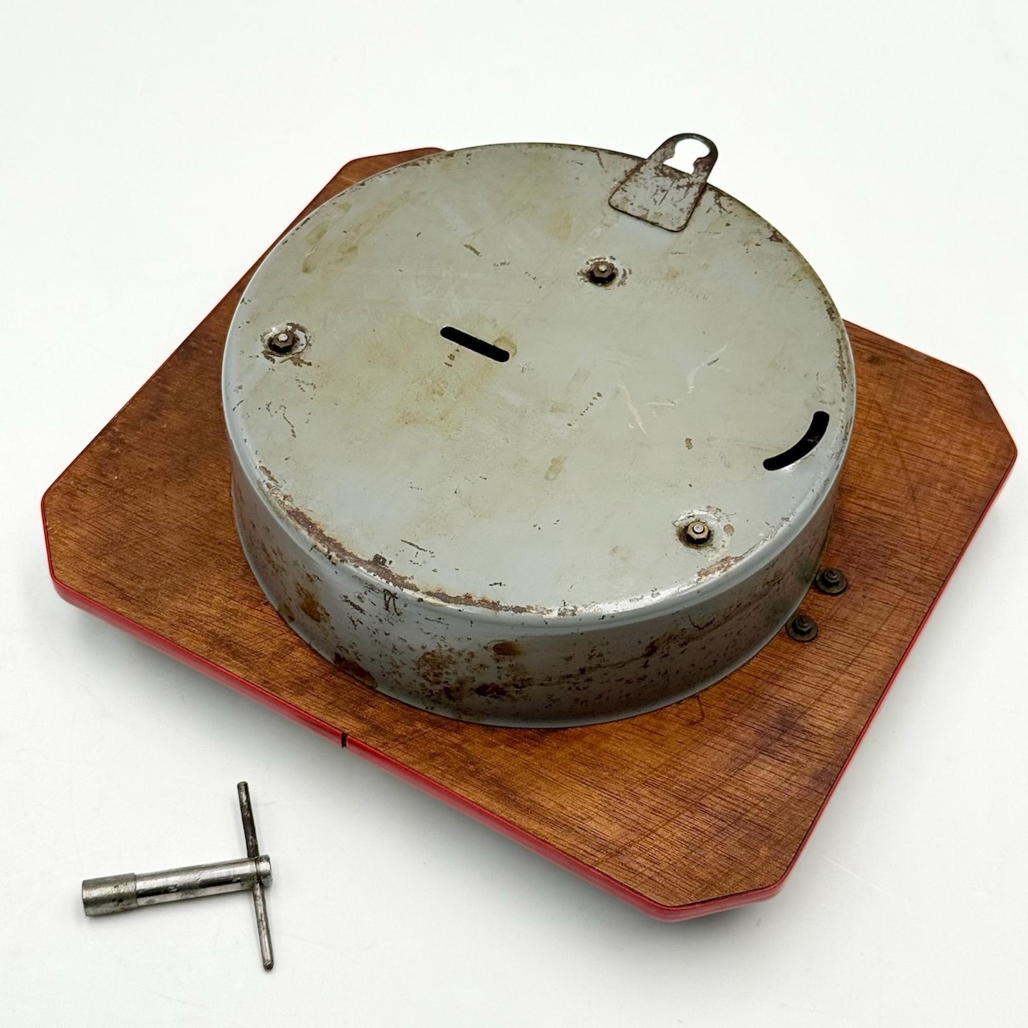 FFR Französische mechanische Wanduhr aus der Mitte des Jahrhunderts in schwarzem Formica, 1950er Jahre im Zustand „Gut“ im Angebot in San Benedetto Del Tronto, IT