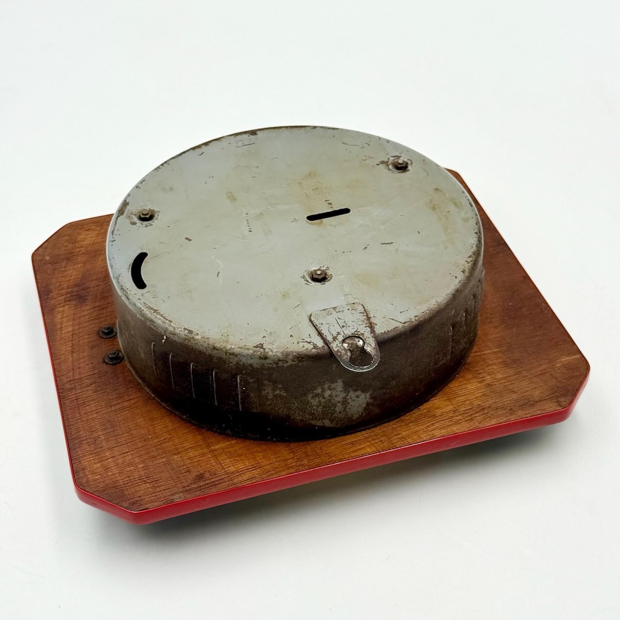 FFR Französische mechanische Wanduhr aus der Mitte des Jahrhunderts in schwarzem Formica, 1950er Jahre (Mid-20th Century) im Angebot