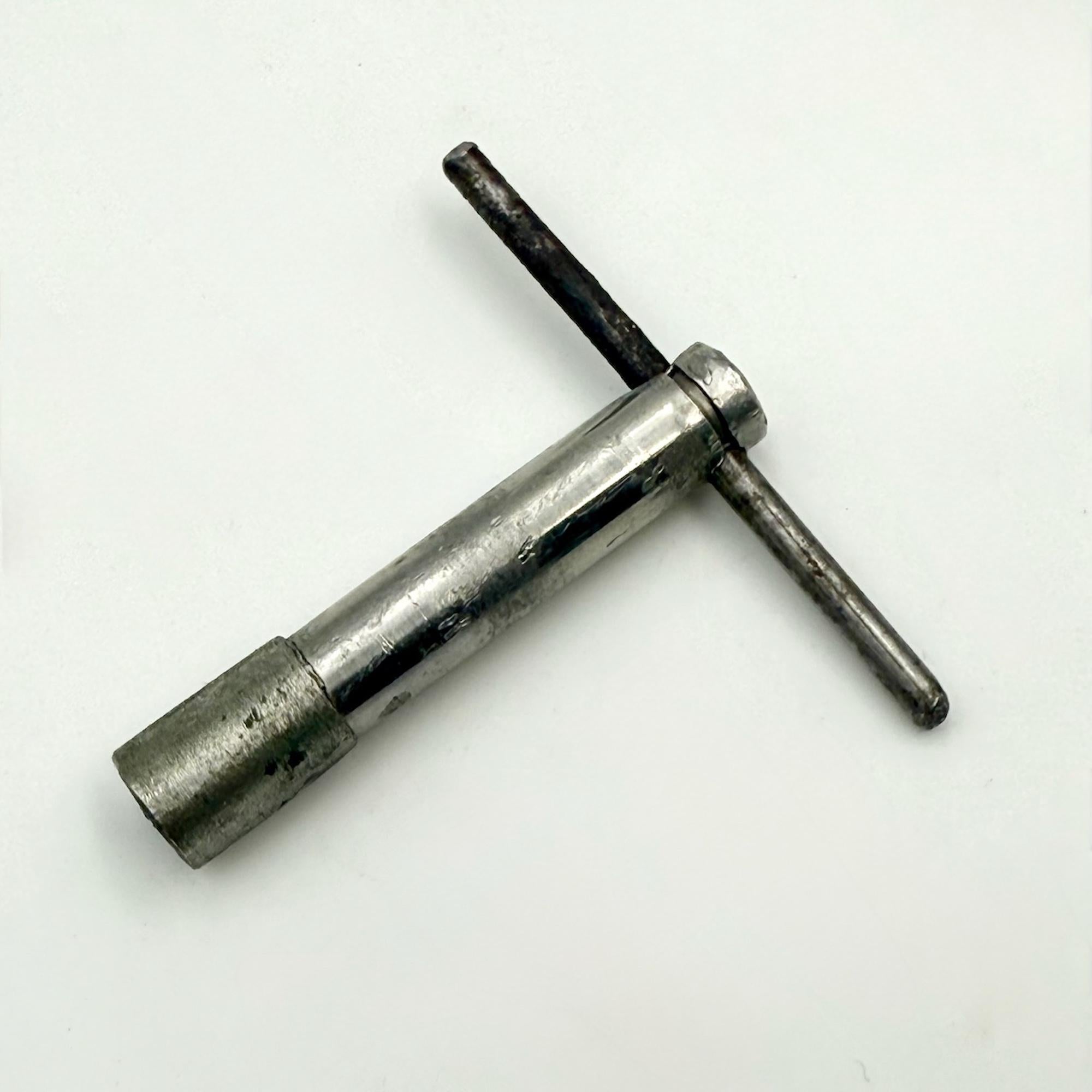 FFR Französische mechanische Wanduhr aus der Mitte des Jahrhunderts in schwarzem Formica, 1950er Jahre (Messing) im Angebot