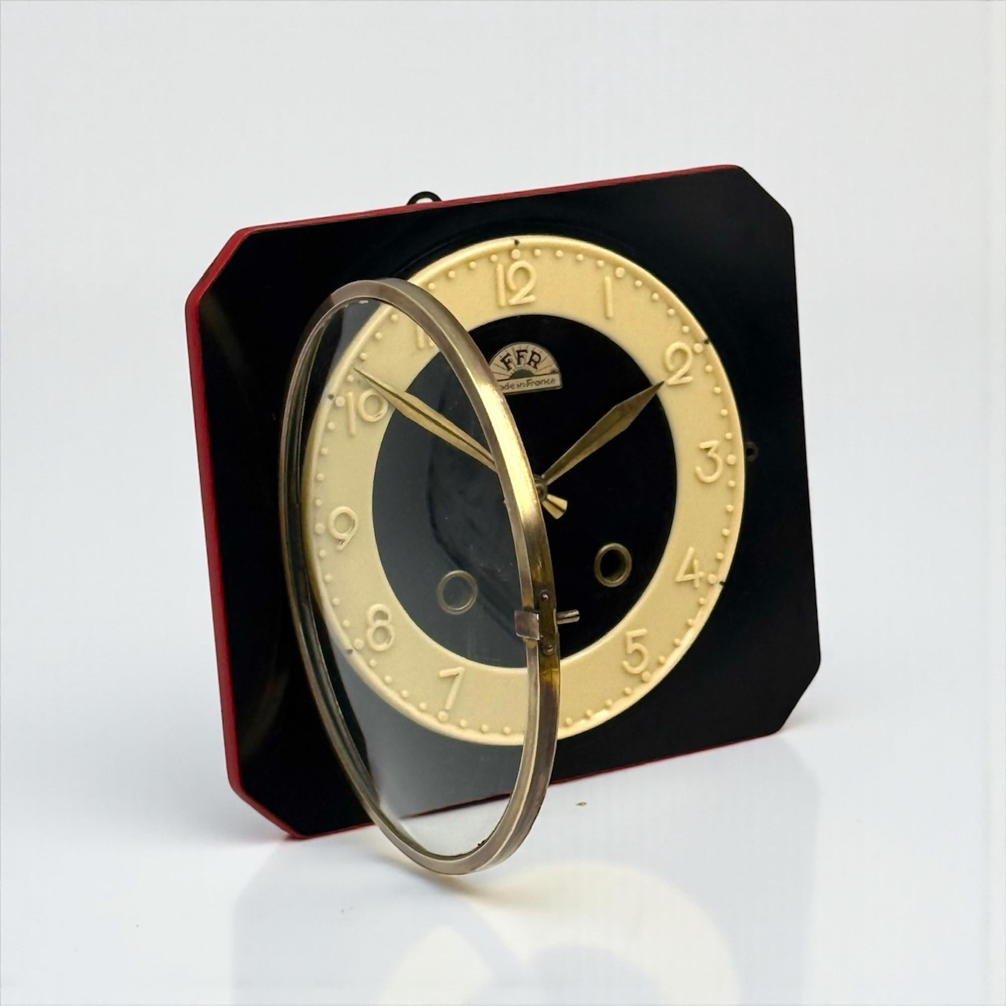 FFR Französische mechanische Wanduhr aus der Mitte des Jahrhunderts in schwarzem Formica, 1950er Jahre im Angebot 2