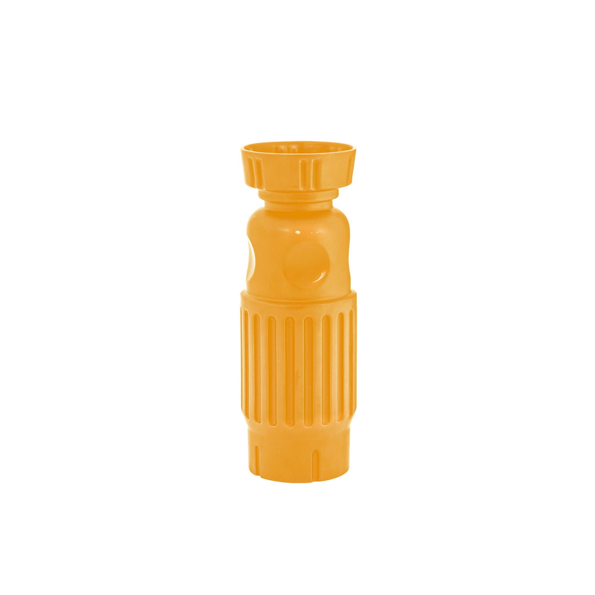 Fg 2 Gelbe Vase und Schachtel von Pulpo
Abmessungen: D14 x H40 cm
MATERIALIEN: Keramik

Auch in verschiedenen Farben erhältlich. Bitte kontaktieren Sie uns.

Die keramischen Objekte der Serie fg, die sowohl futuristisch als auch ein altes Relikt