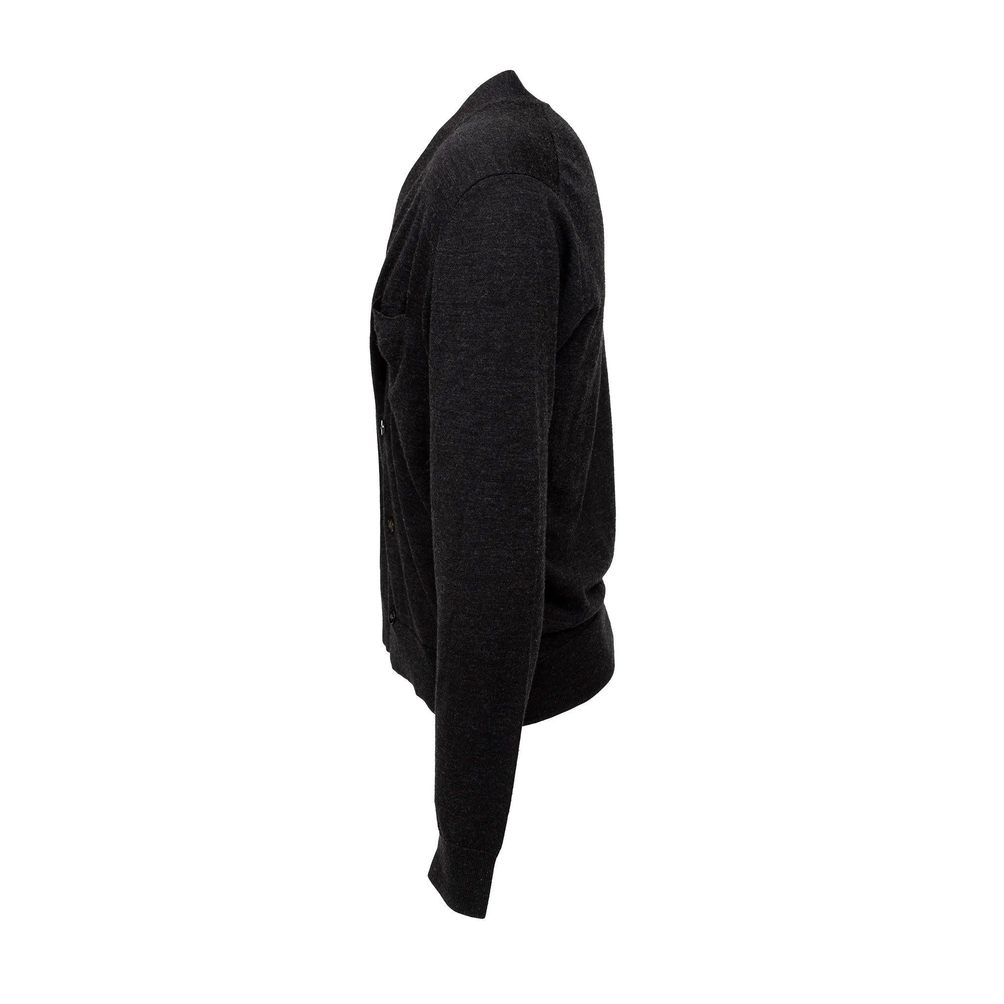 Eleva l'abbigliamento quotidiano con il cardigan FG Roma, realizzato in 100% lana in grigio scuro, con un raffinato scollo a V e un'elegante chiusura a due bottoni. 
 Materiale: 100% lana 
 Misure: Spalla:42;Manica:65;Busto:52;Lunghezza:65