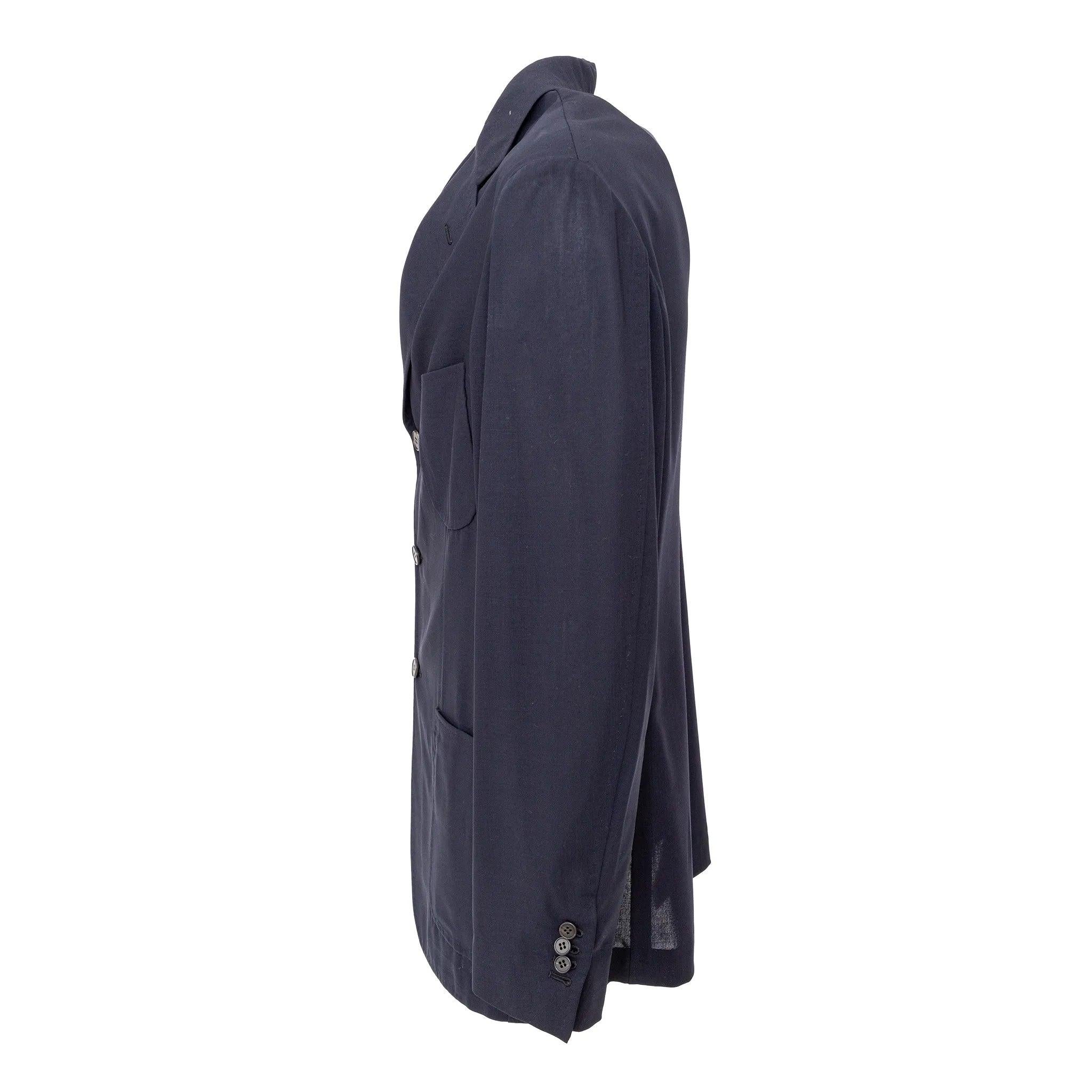 Il Blazer sfoderato FG Roma in misto seta blu offre il massimo comfort grazie alla chiusura frontale a 3 bottoni e alle tasche con patta. 
 Nota: non esiste un tag di composizione. 
 Materiale: Miscela di seta 
 Misure: