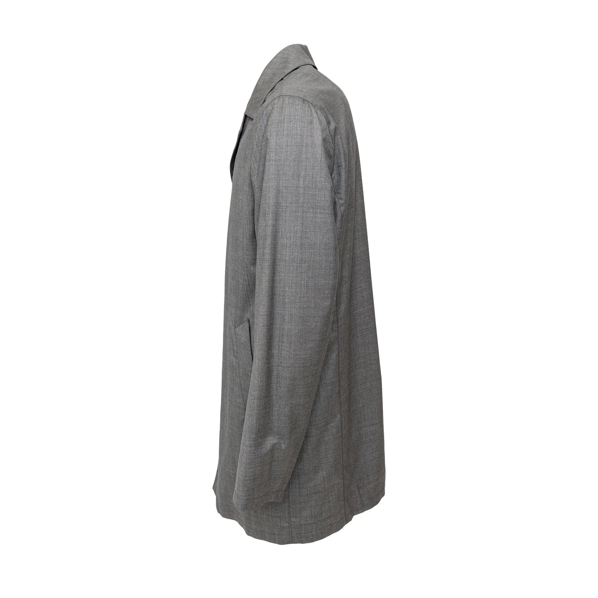 Il cappotto FG Roma in grigio chiaro offre un'elegante silhouette lunga con chiusura frontale a bottoni, realizzata in lana al 100%. 
 Osservazioni: Ci sono alcuni buchi. La dimensione non è indicata. 
 Materiale: 100% lana 
 Misure: