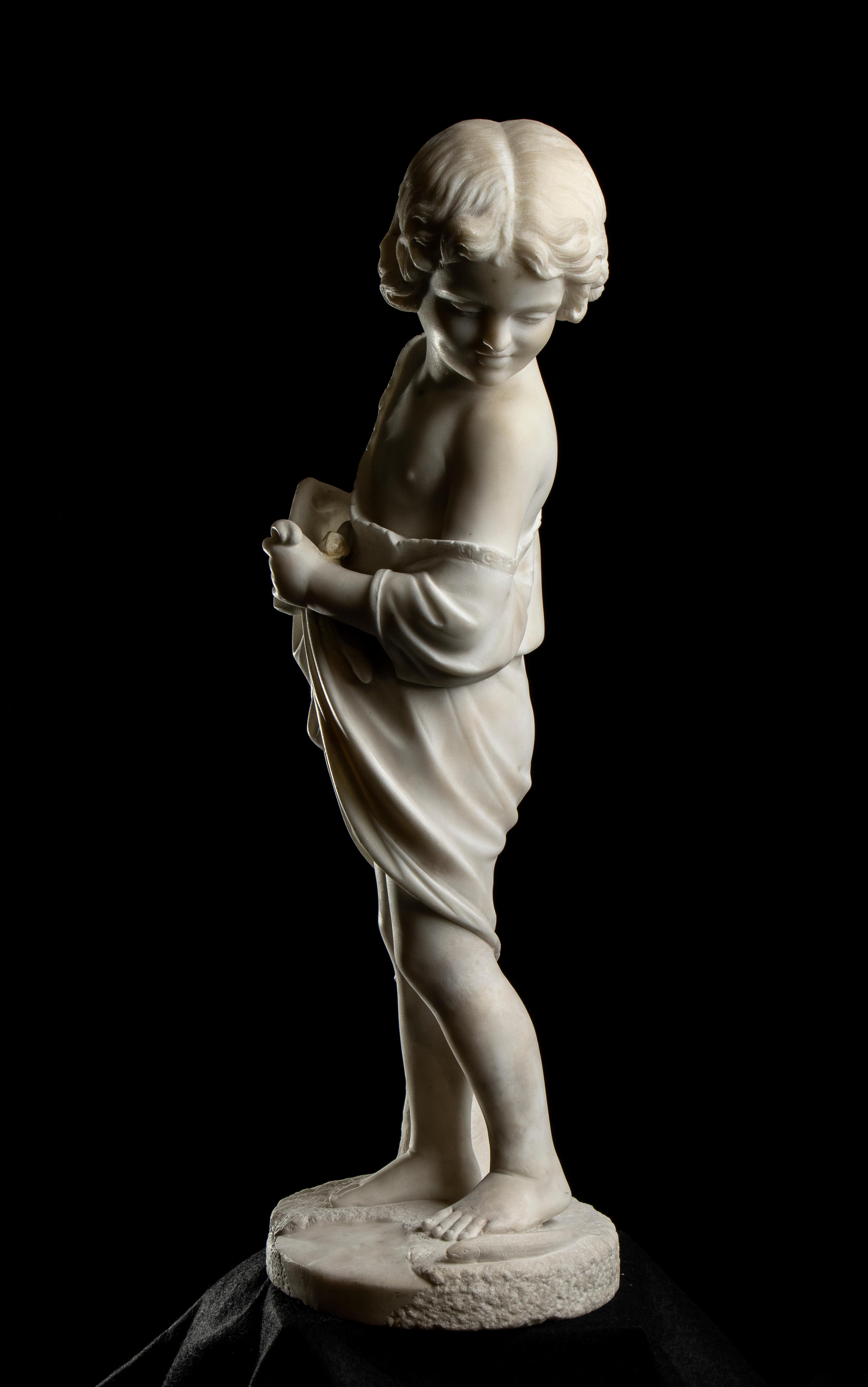 une intéressante sculpture réalisée à Rome en 1871 par F.Guliani, signée et datée en bas à l'arrière de la sculpture ;  le garçon pêcheur est représenté alors qu'il ramasse son filet, qui est en fait sa robe dans laquelle il tient les poissons ; sa