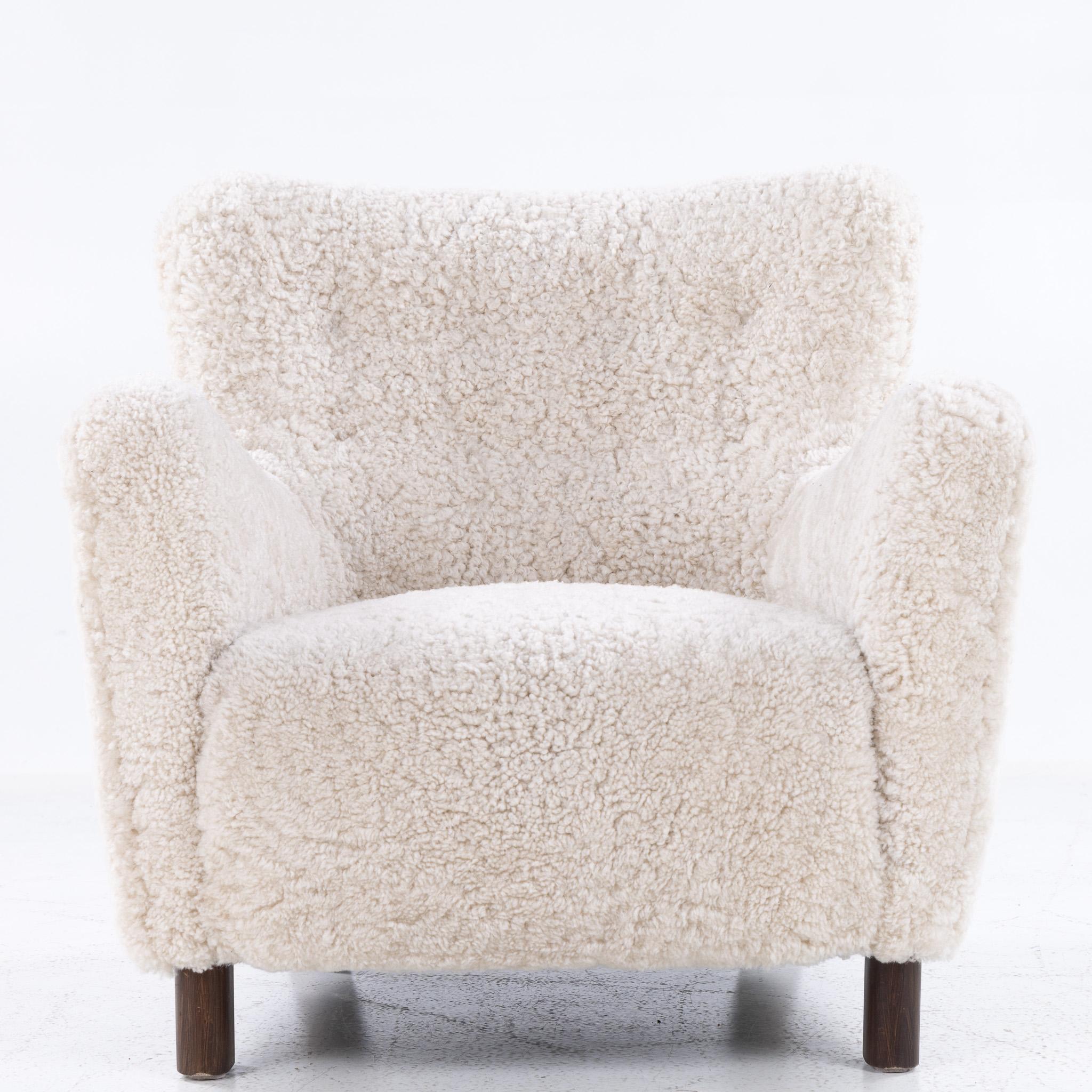 FH 1669 - Butaca retapizada en piel de cordero con patas de haya teñida. Diseñado hacia 1938 por Fritz Hansen.