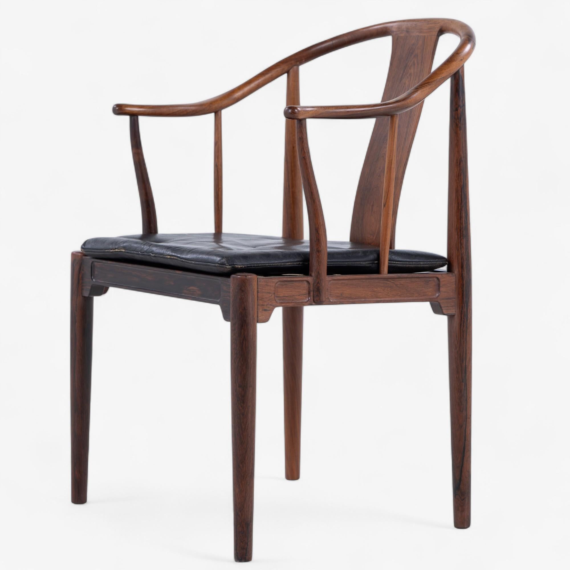 FH 4283 - Sedia China in palissandro brasiliano con cuscino in pelle nera patinata. Disegnata nel 1944 da Hans J. Wegner e prodotta da Fritz Hansen.



