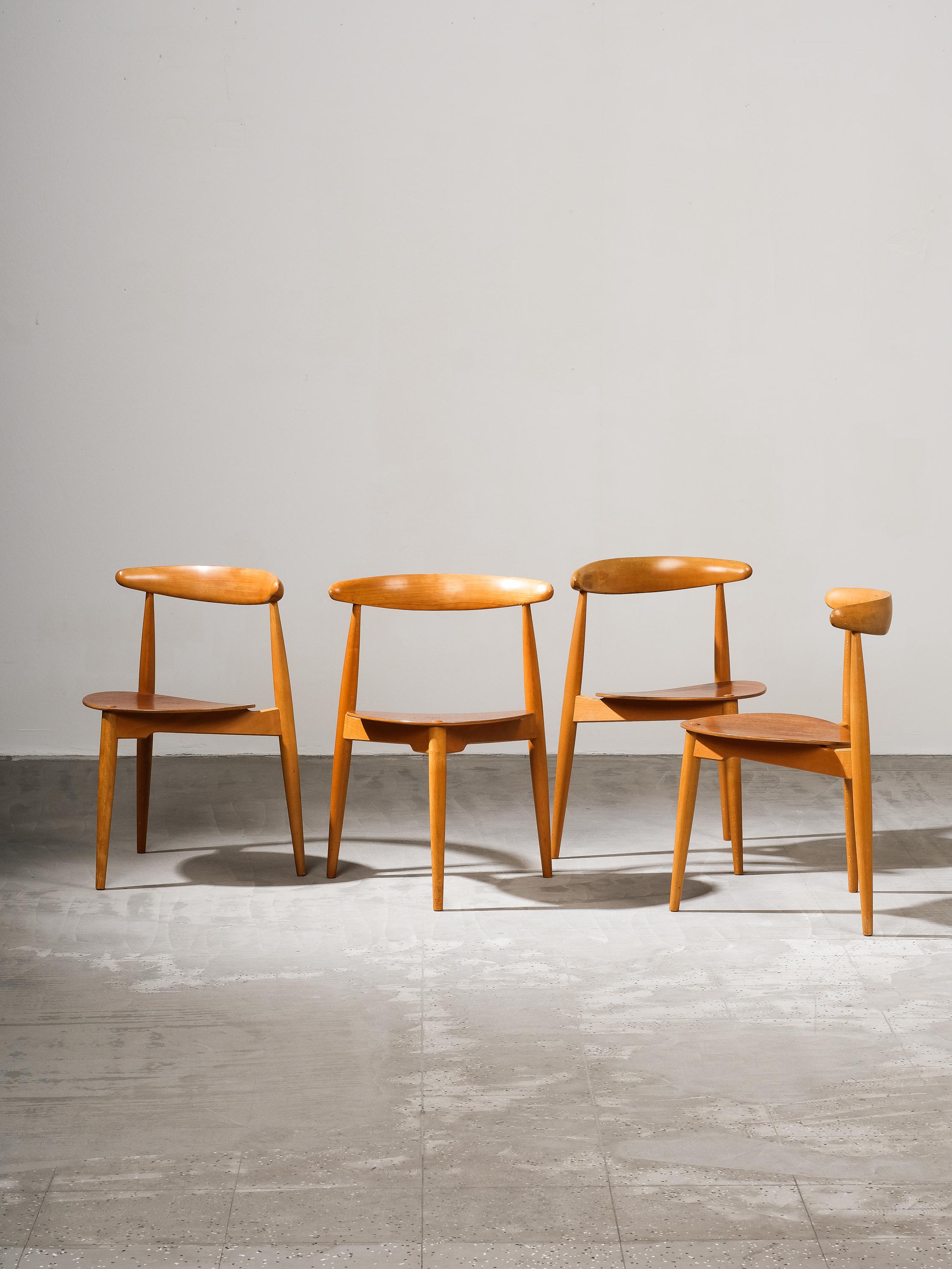 Si tratta di un raffinato set di quattro sedie da pranzo a treppiede a cuore impilabili FH4103, disegnate inizialmente da Hans Wegner nel 1952. Questi esemplari in particolare sono stati prodotti da Fritz Hansen in Danimarca negli anni Cinquanta. Le