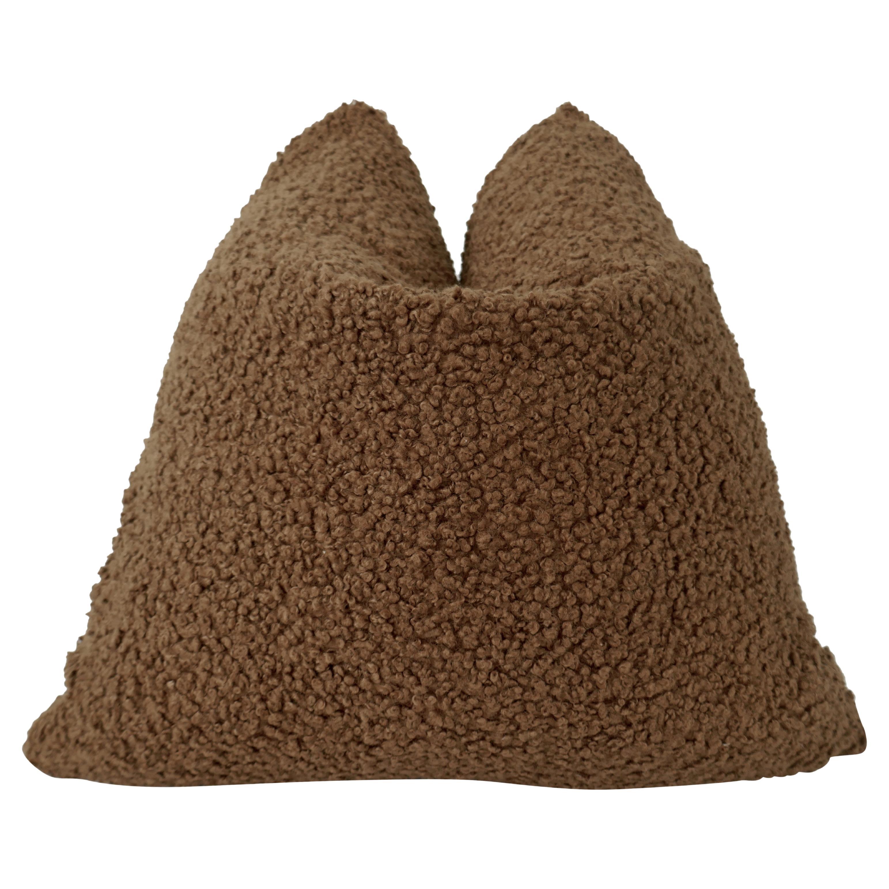 Coussin en peau de mouton chocolat ultra-luxe FI, 24 po. x 24 po.