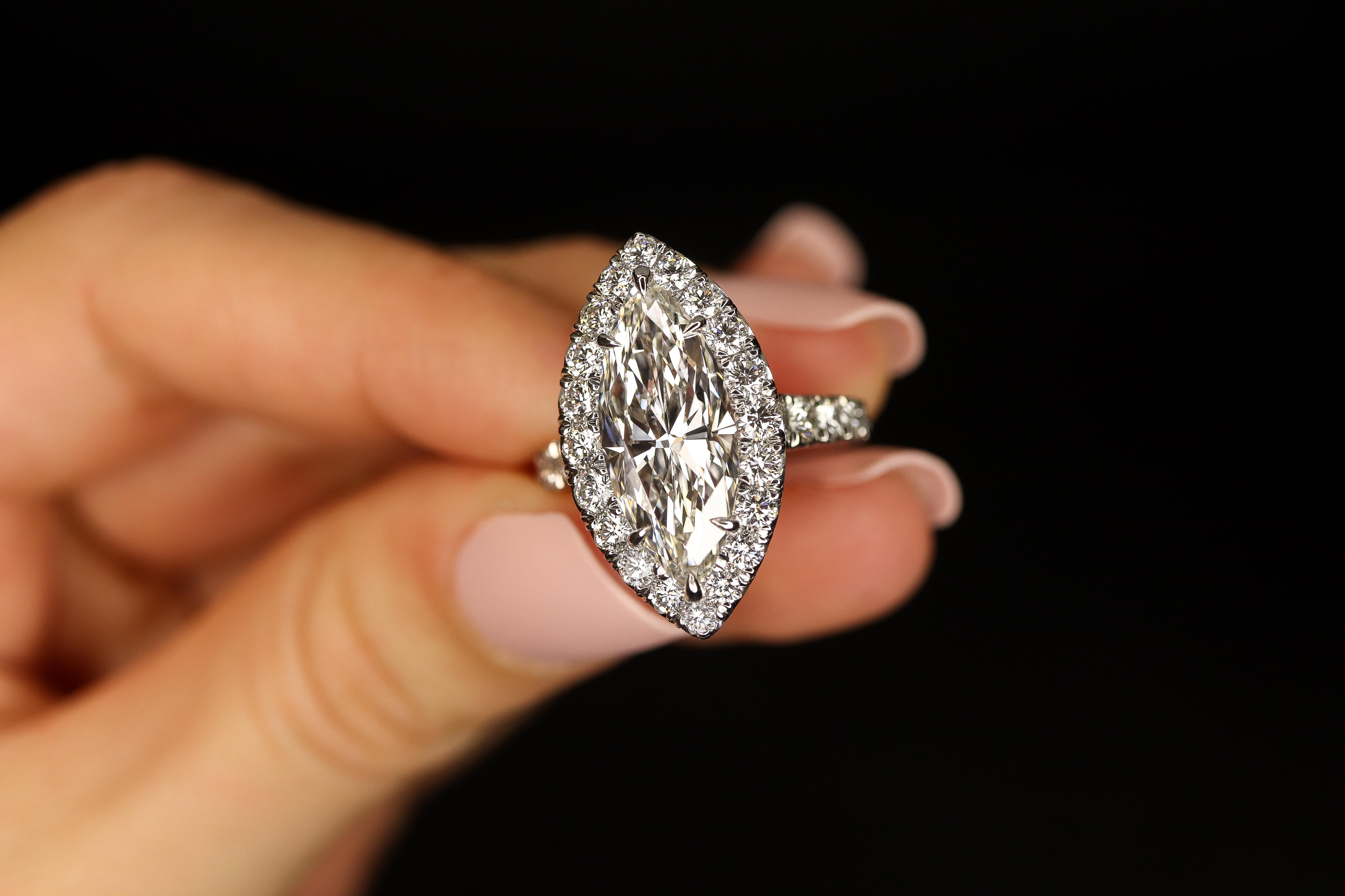 FIA zertifizierter eleganter 3,80 Karat Marquise-Diamantring Damen im Angebot