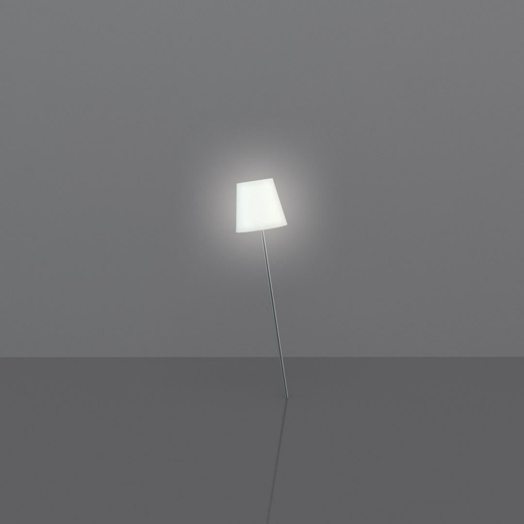 Lampada da terra Fiaccola Ali Baba 185 di SLIDE Studio
Dimensioni: Ø 43 x H. 185 cm.
Materiali: Polietilene.

Disponibile in due diverse dimensioni e in diverse opzioni di materiale. I prezzi possono variare. Questo prodotto è adatto all'uso interno