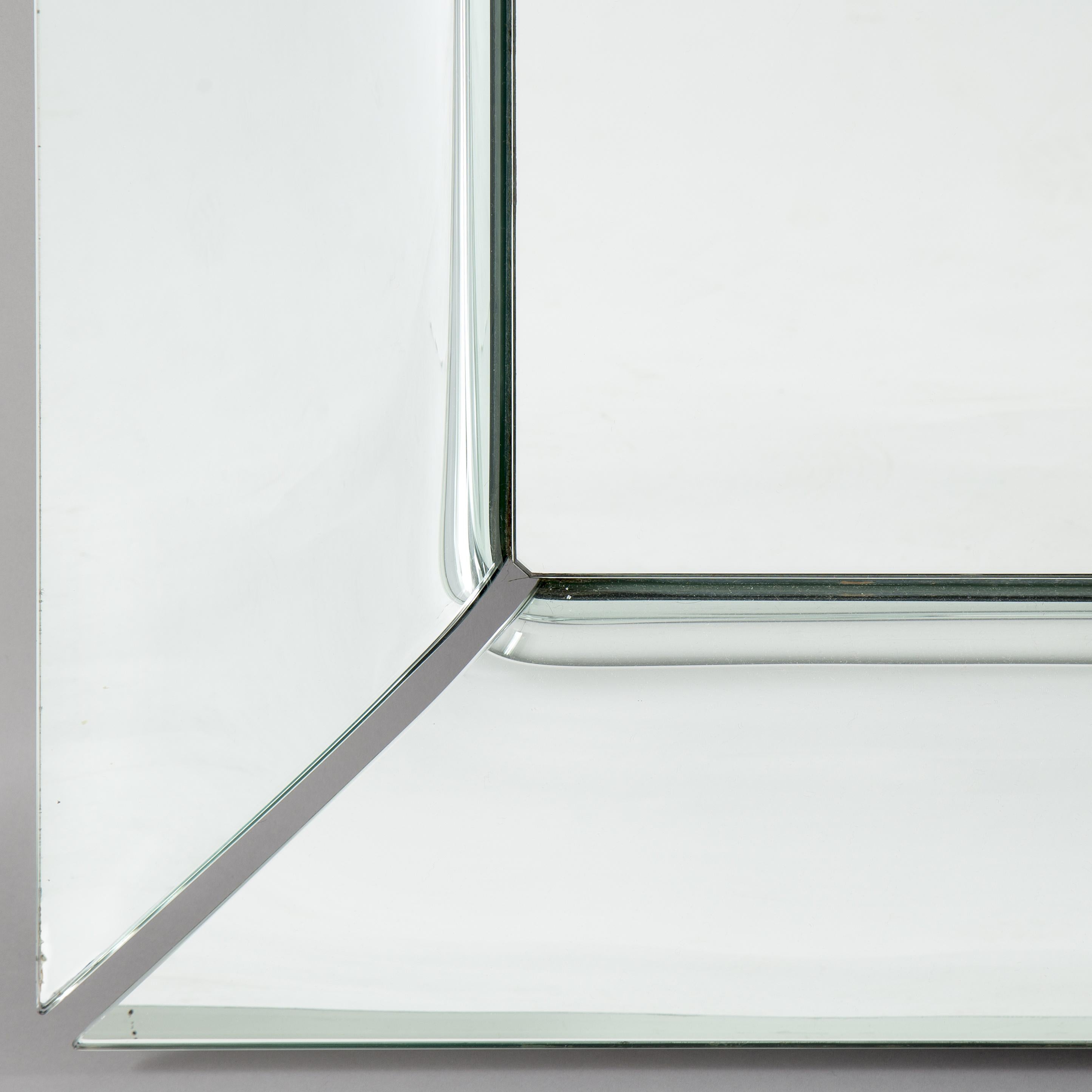 Miroir autoportant ou miroir suspendu en verre bombé de 6 mm d'épaisseur, composé de quatre éléments bombés séparés et argentés. Egalement disponible avec une finition en verre semi-réfléchissant titane ou en argenté.
 