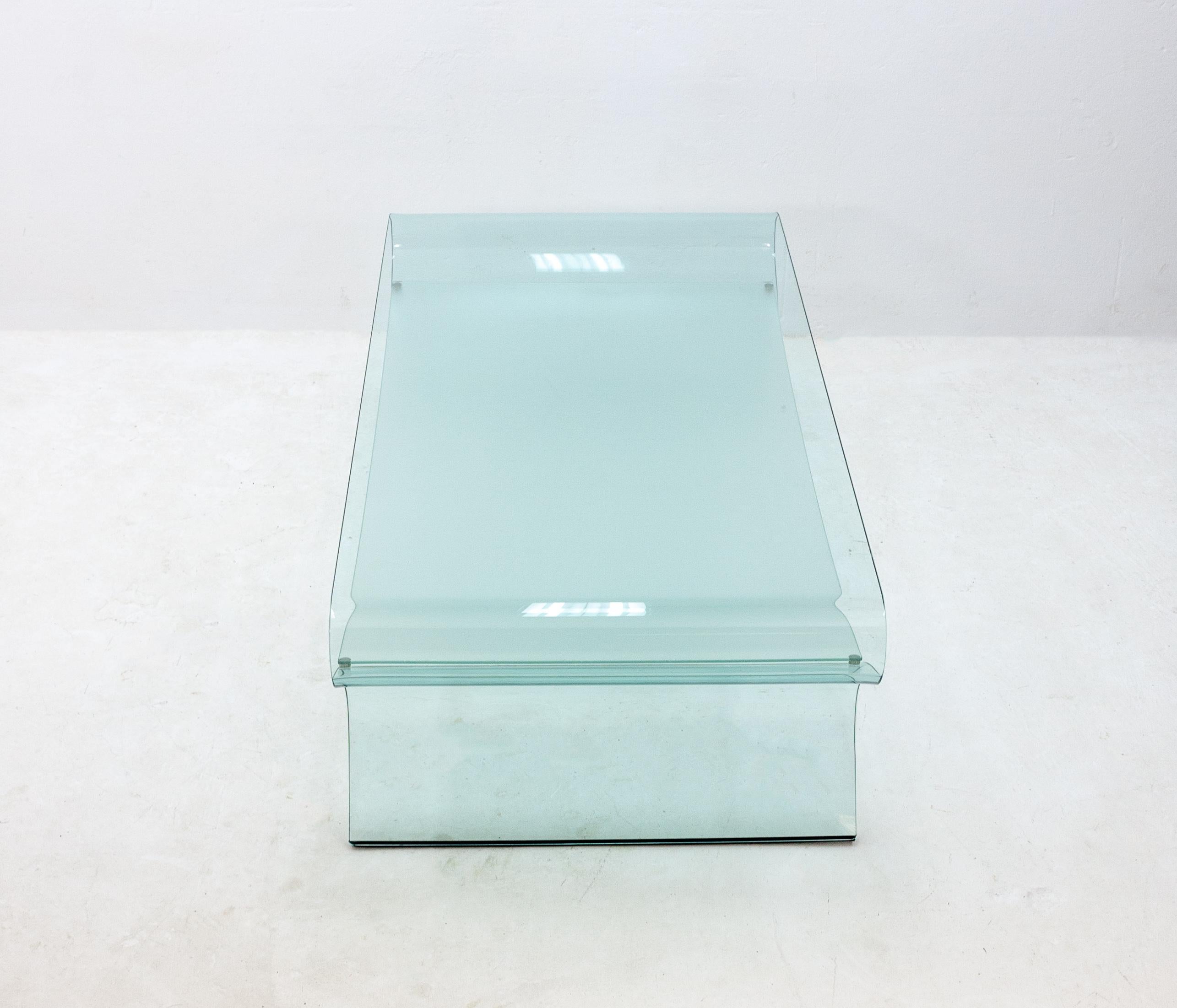 Stunning coffee table made of thick curved glass. Designed by Prospero Rasulo for FIAM. This table is in great condition and includes the optional removable acid-etched glass shelf.